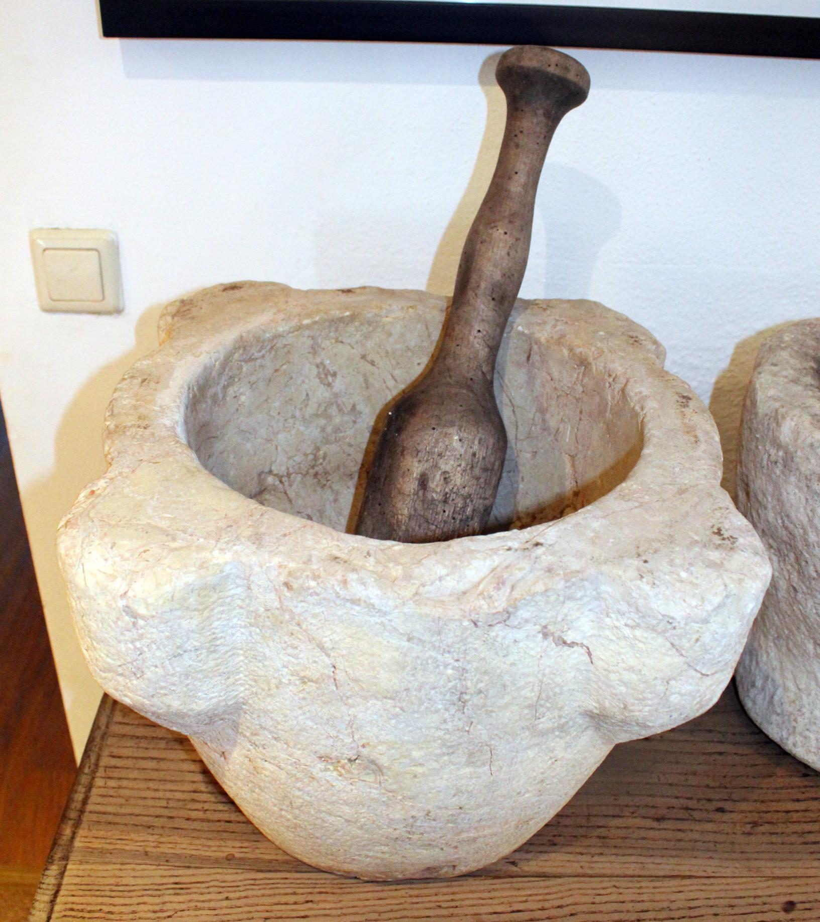 Mortier de cuisine espagnol du 18ème siècle en pierre sculptée à la main et piqûre en bois Bon état à Marbella, ES