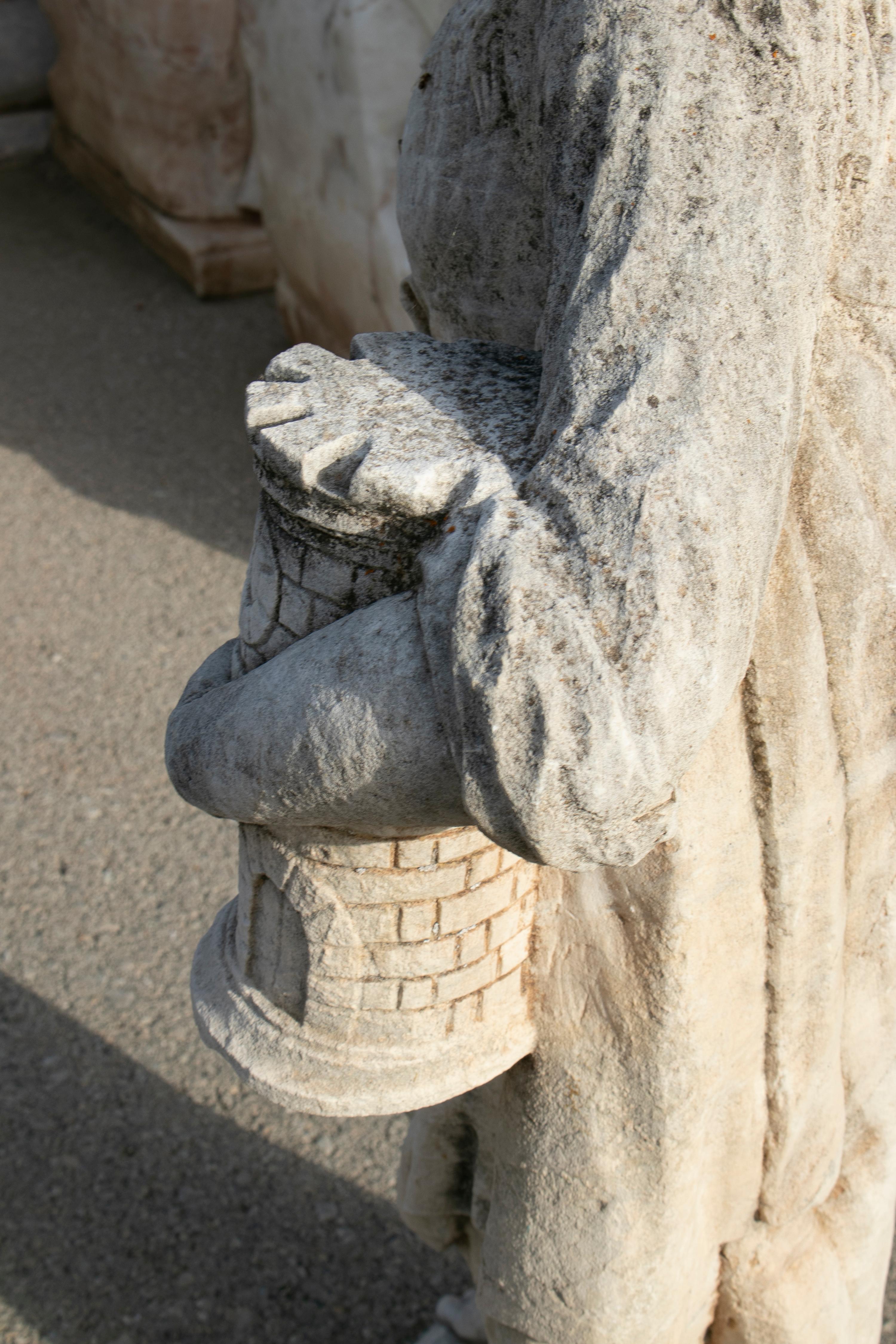 sculpture espagnole en pierre sculptée à la main du 18e siècle représentant Sainte Catherine de Palma en vente 4