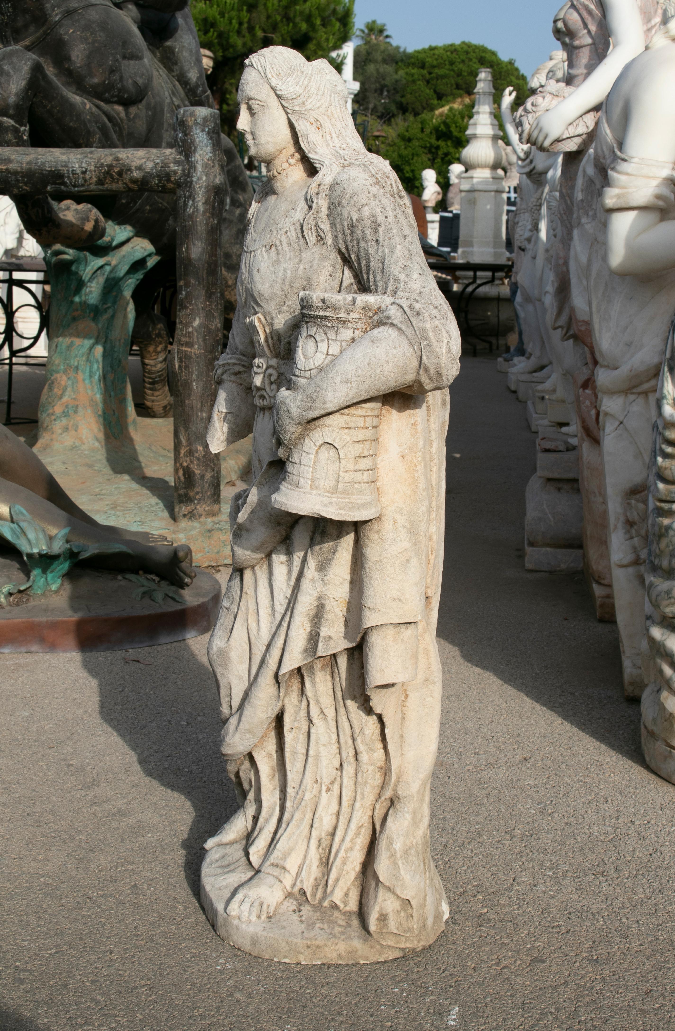sculpture espagnole en pierre sculptée à la main du 18e siècle représentant Sainte Catherine de Palma.