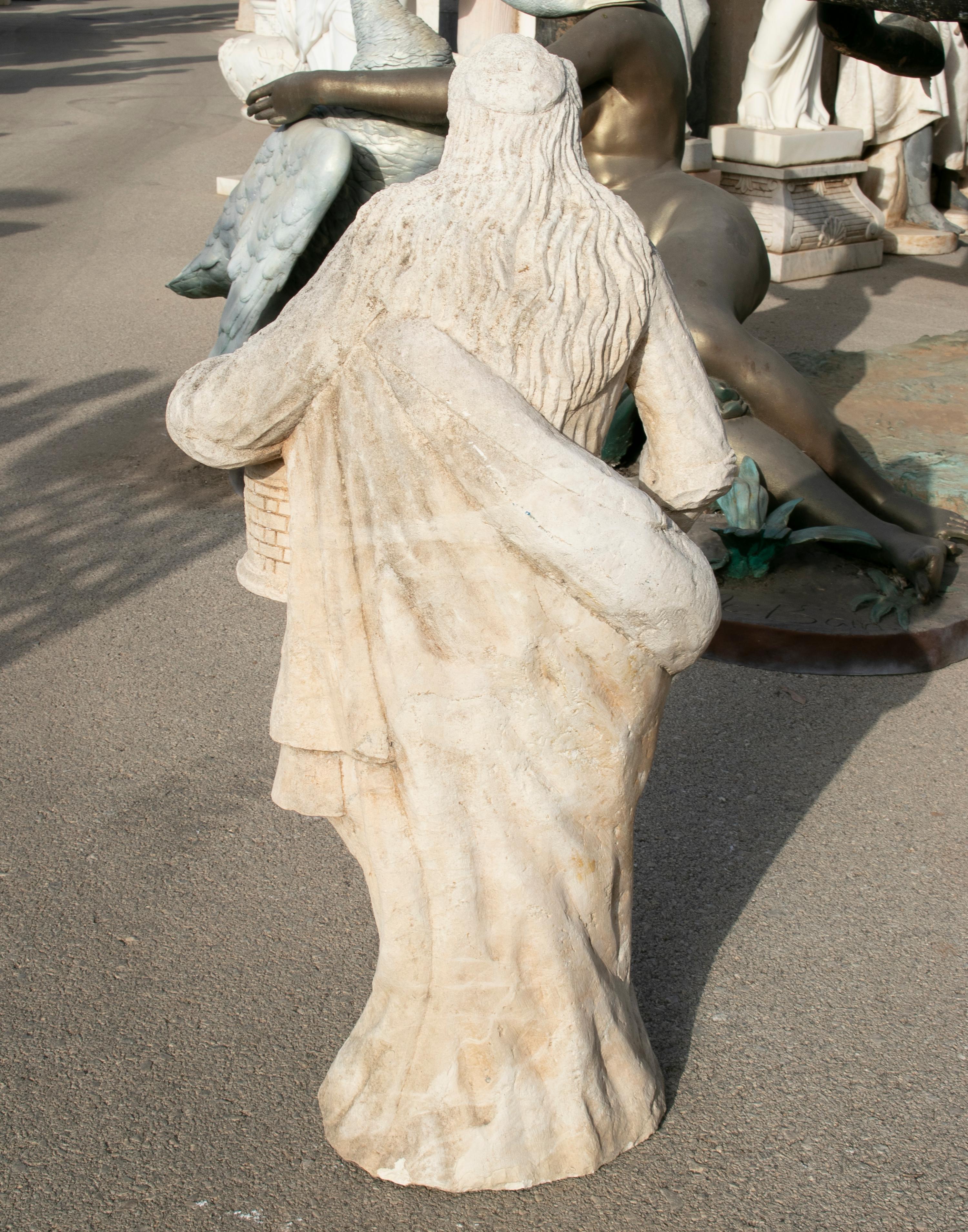 Sculpté à la main sculpture espagnole en pierre sculptée à la main du 18e siècle représentant Sainte Catherine de Palma en vente