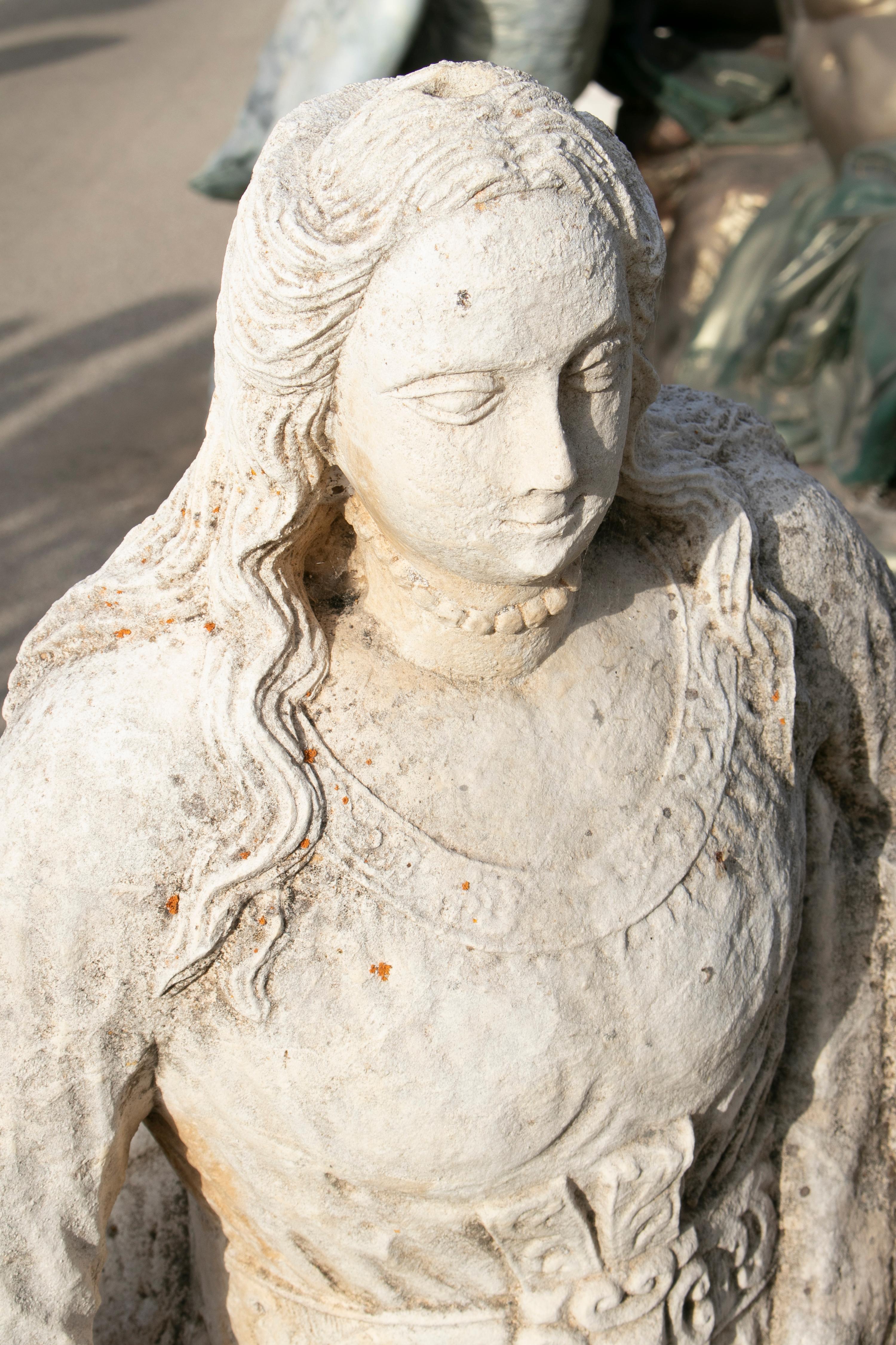 XVIIIe siècle et antérieur sculpture espagnole en pierre sculptée à la main du 18e siècle représentant Sainte Catherine de Palma en vente