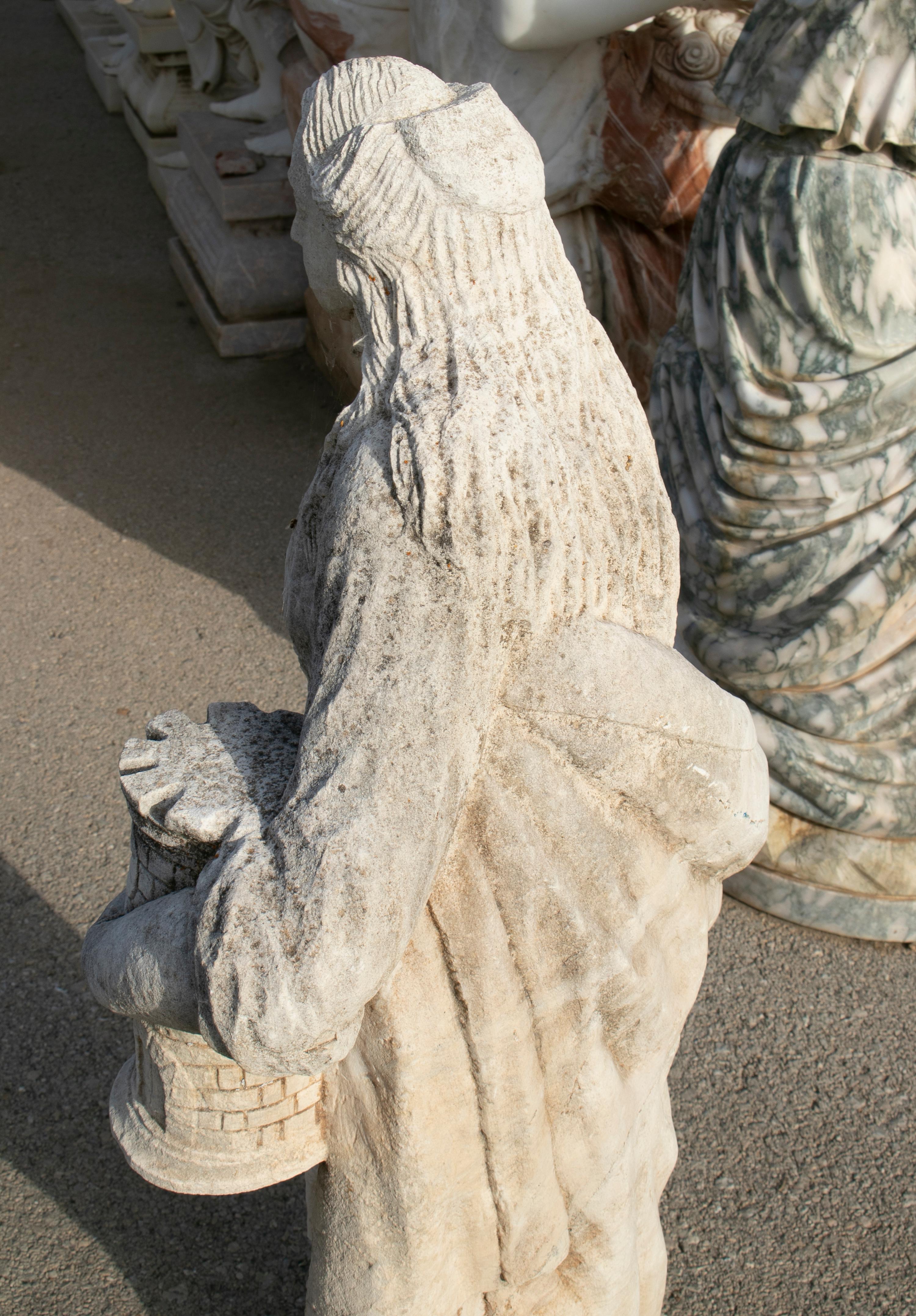 Pierre sculpture espagnole en pierre sculptée à la main du 18e siècle représentant Sainte Catherine de Palma en vente