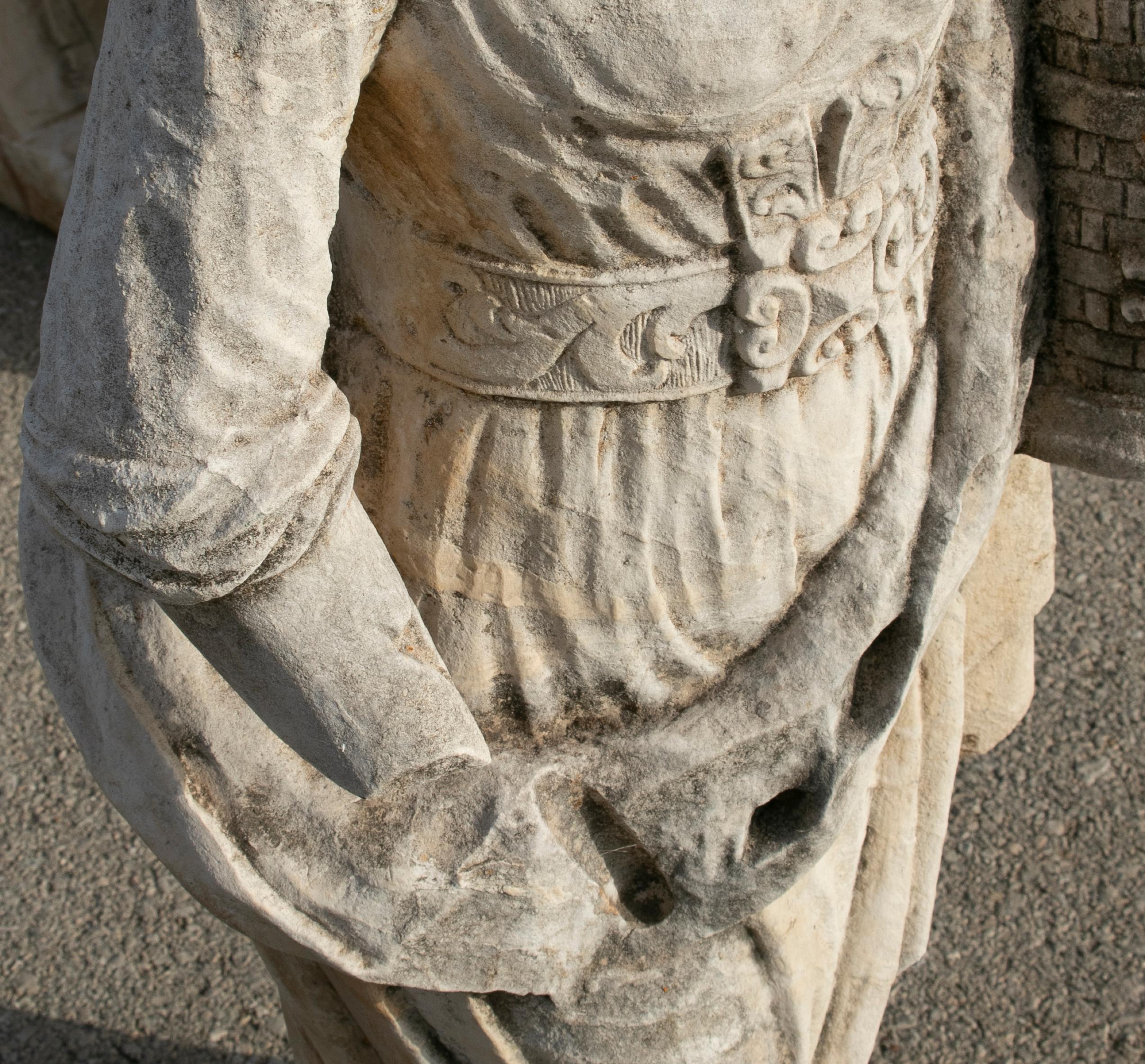 sculpture espagnole en pierre sculptée à la main du 18e siècle représentant Sainte Catherine de Palma en vente 1