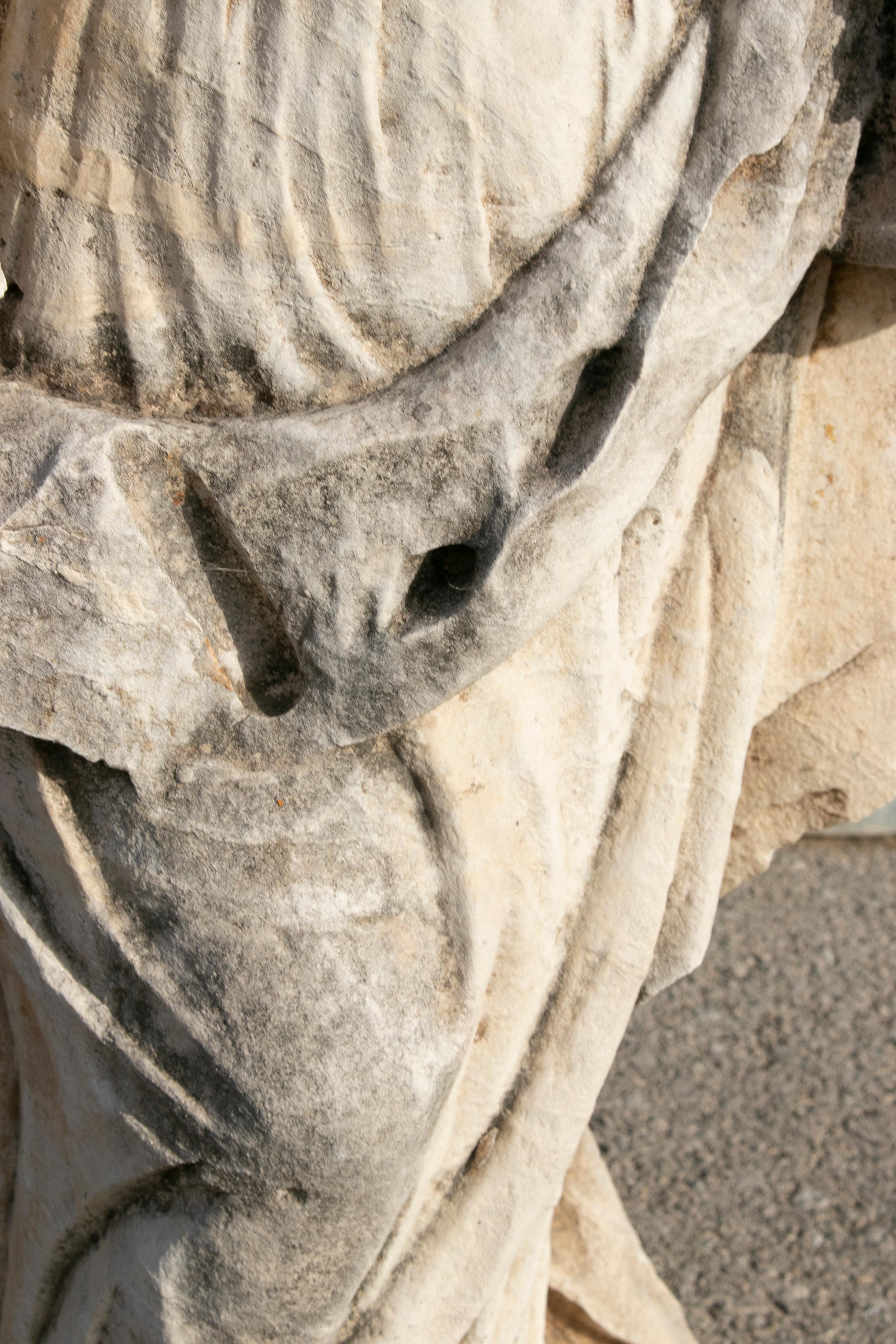 sculpture espagnole en pierre sculptée à la main du 18e siècle représentant Sainte Catherine de Palma en vente 2