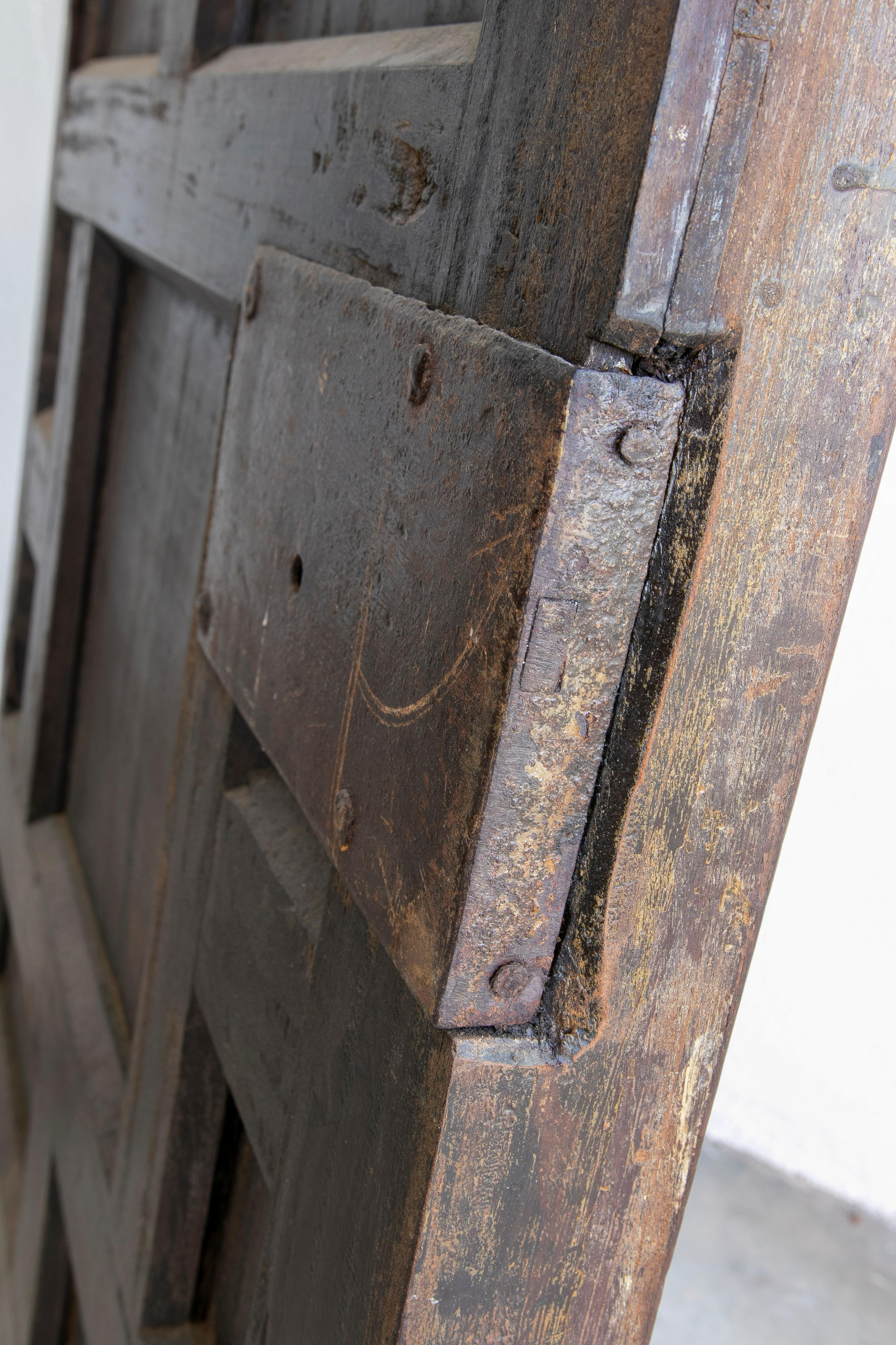 Porte à large panneau en noyer du XVIIIe siècle, sculptée à la main, avec mitre sur l'écusson en vente 9