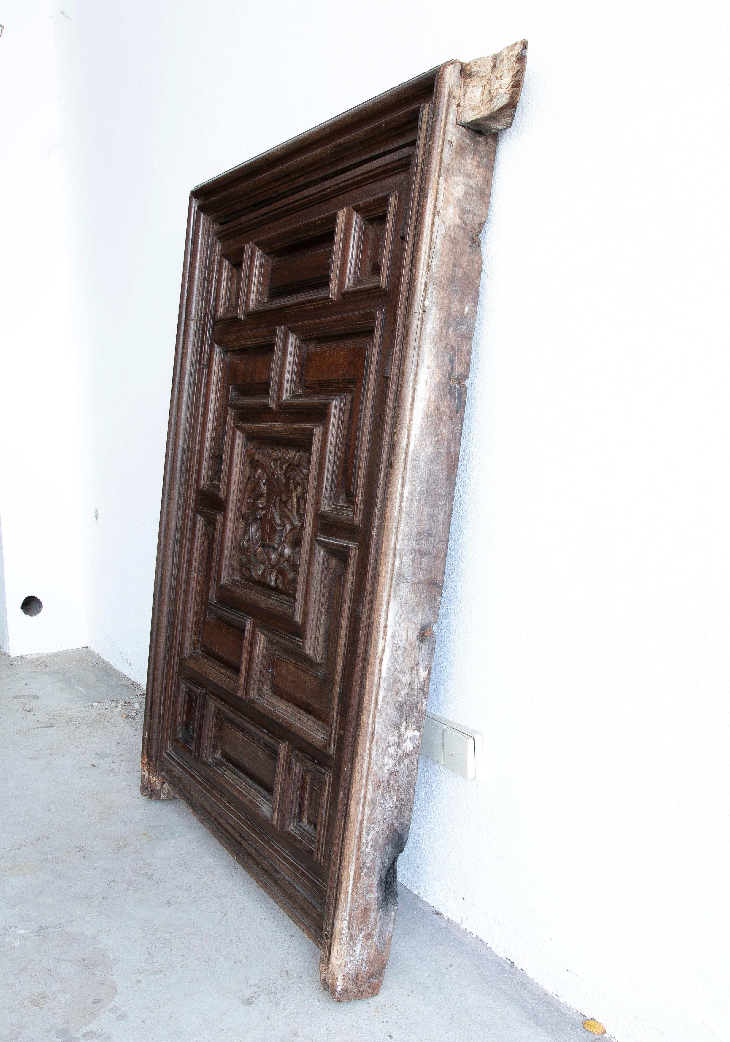 Porte à large panneau en noyer du XVIIIe siècle, sculptée à la main, avec mitre sur l'écusson Bon état - En vente à Marbella, ES