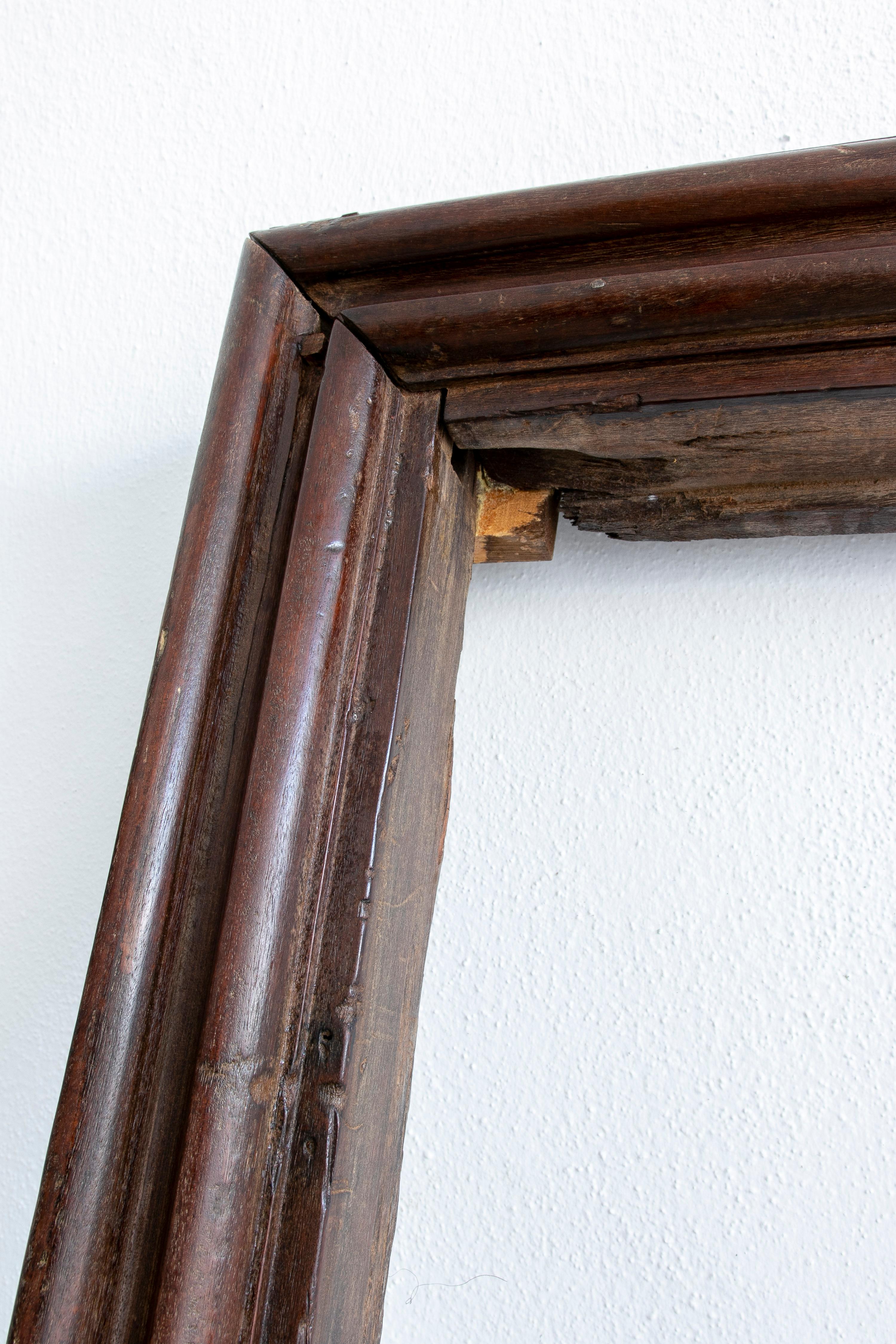 Porte à large panneau en noyer du XVIIIe siècle, sculptée à la main, avec mitre sur l'écusson en vente 3