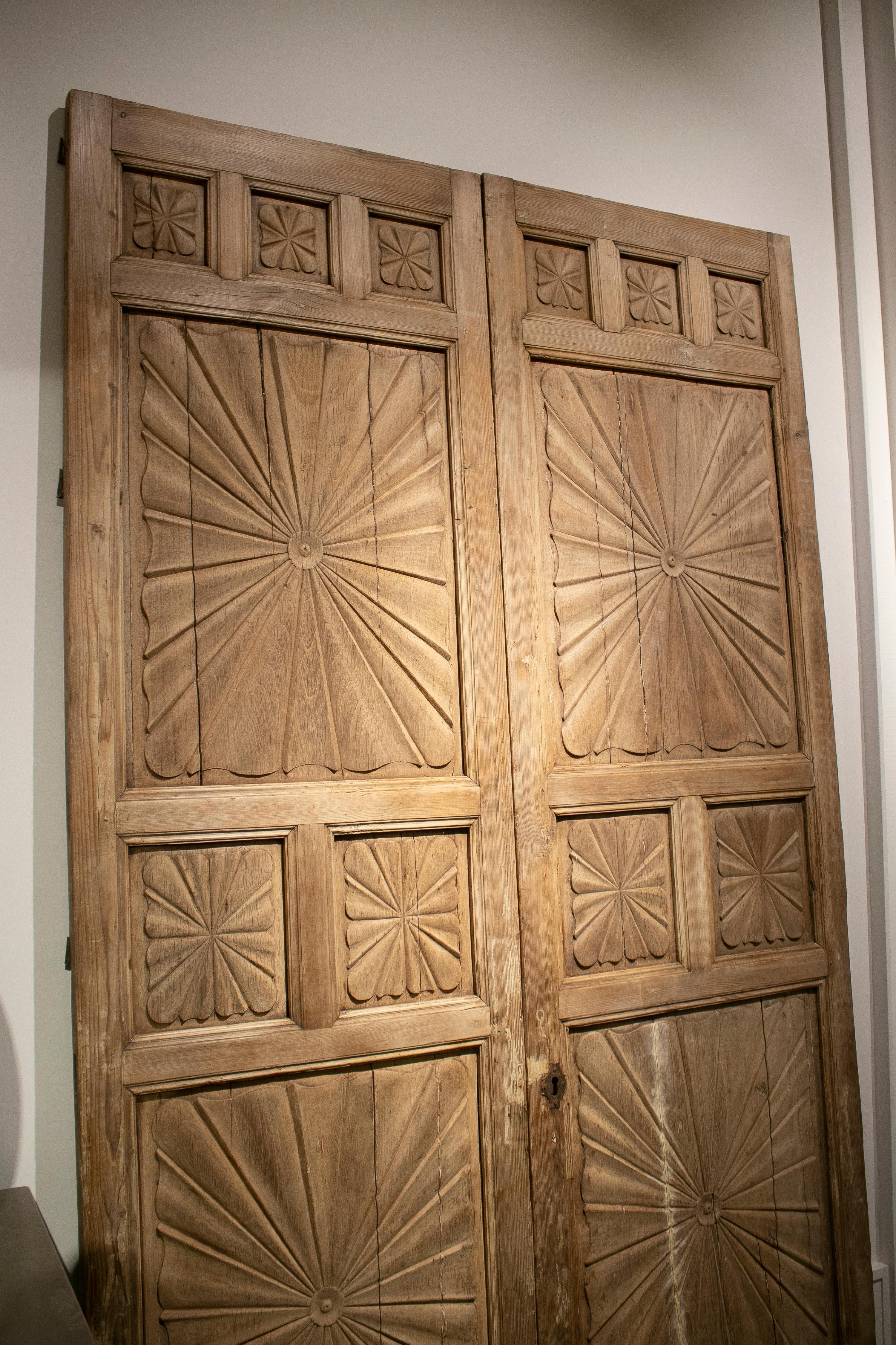18th Century Spanish Hand Carved Wooden Panelled Double Door In Good Condition In Marbella, ES