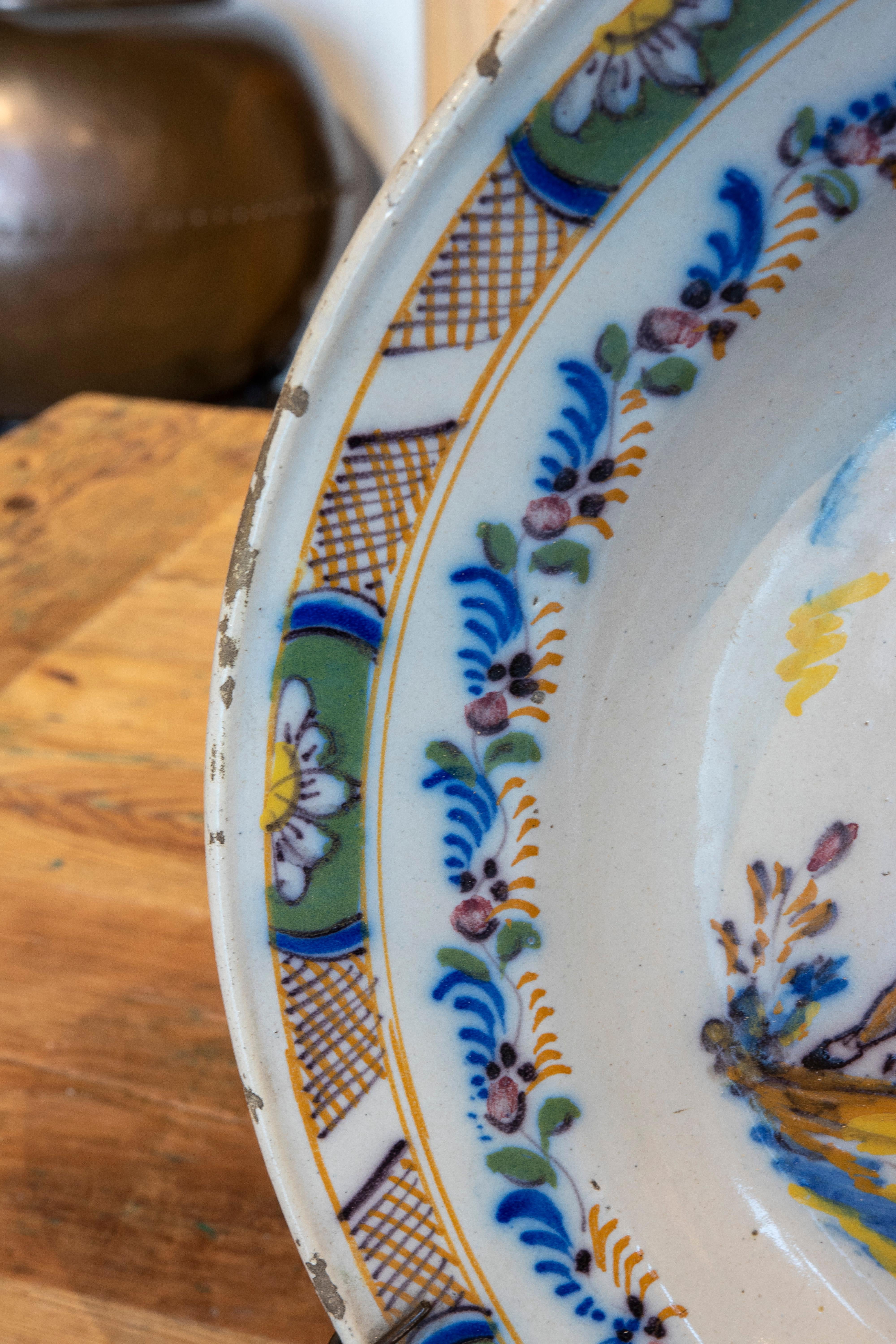 18th Century Spanish, Hand-Painted Glazed Ceramic Plate from Triana In Good Condition For Sale In Marbella, ES