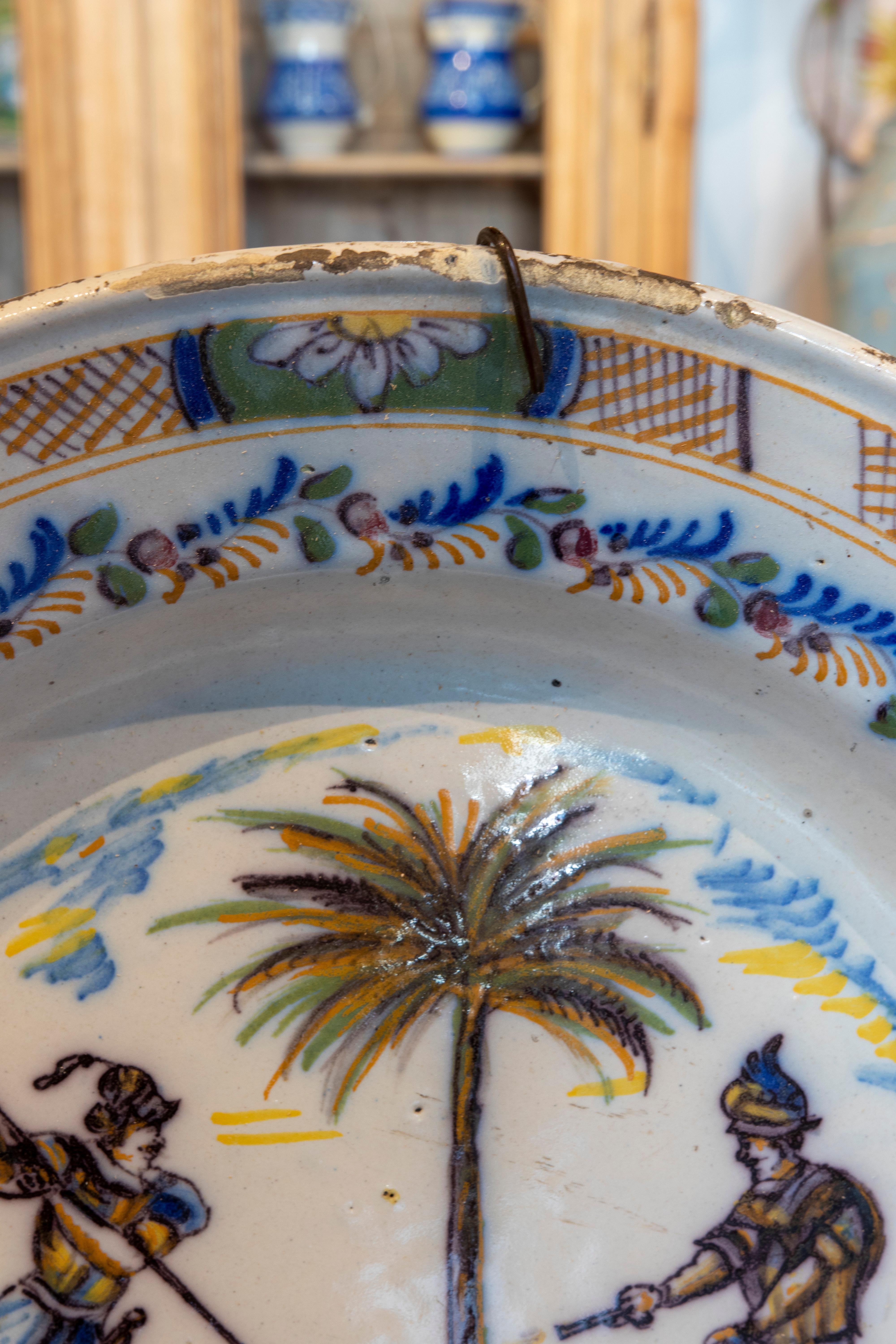 Spanischer, handbemalter, glasierter Keramikteller aus Triana aus dem 18. Jahrhundert (18. Jahrhundert und früher) im Angebot