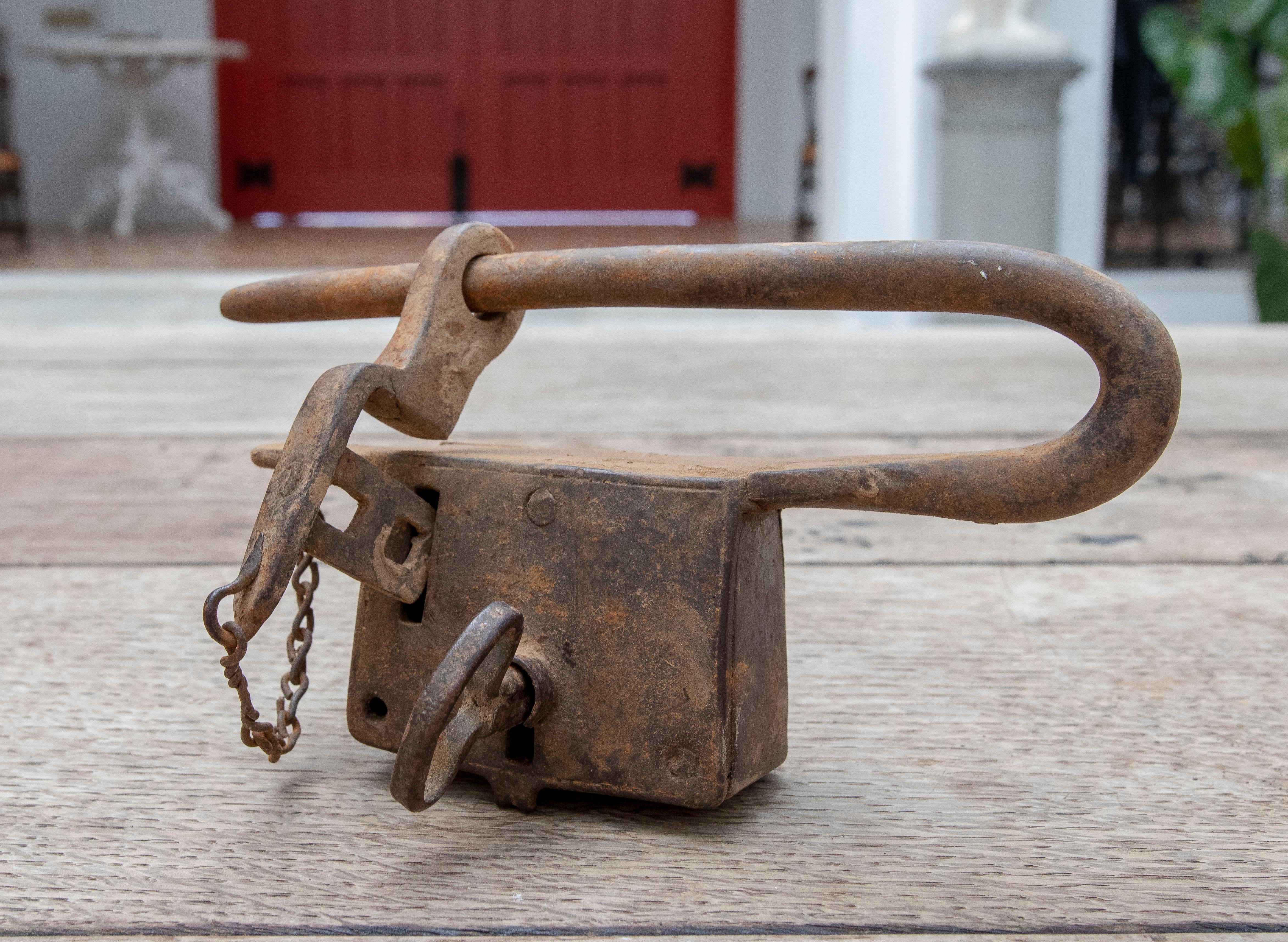 18th Century Spanish Iron Padlock with Original Key In Good Condition In Marbella, ES