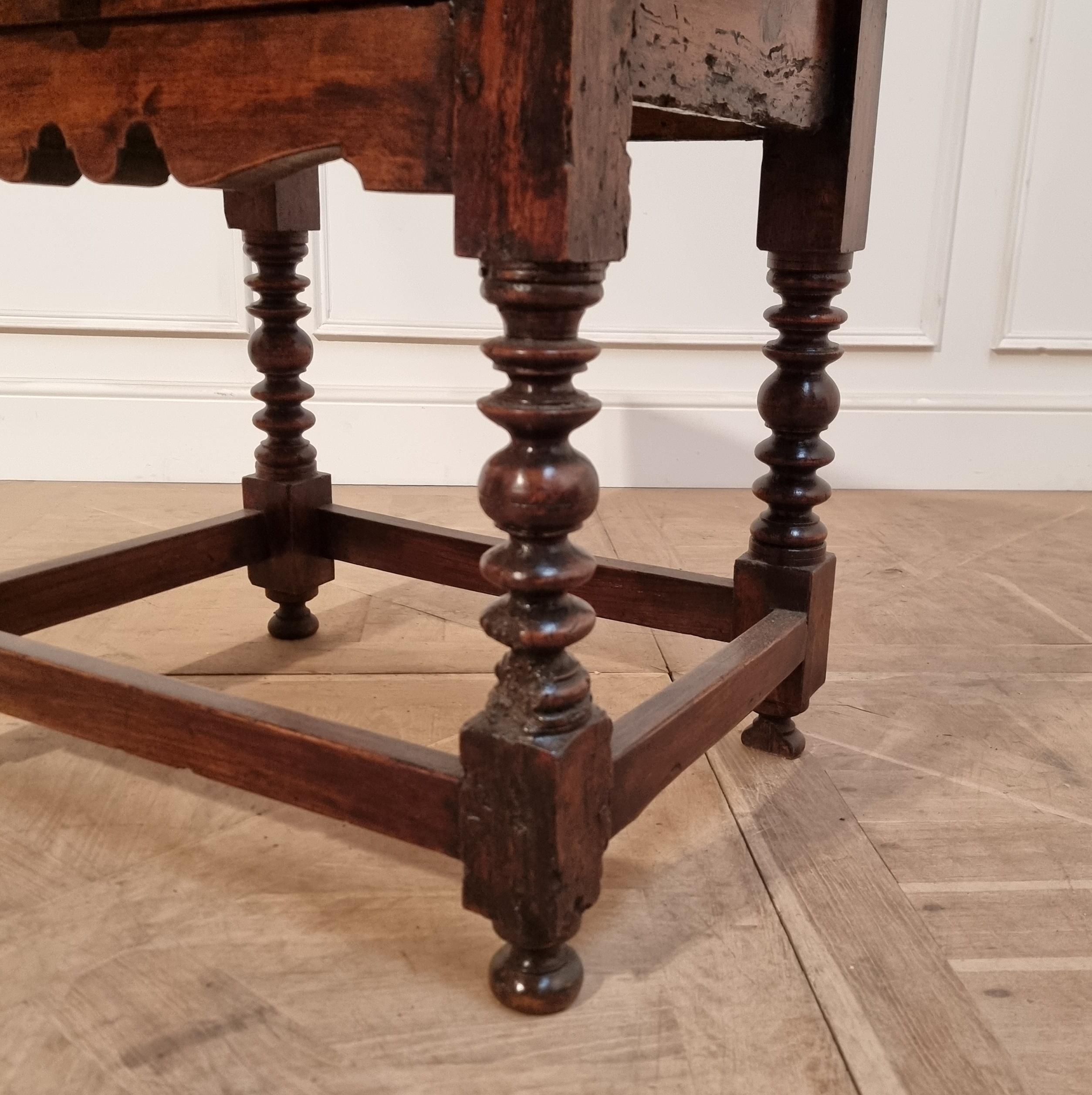 18th Century Spanish Lamp Table In Good Condition In Leamington Spa, Warwickshire