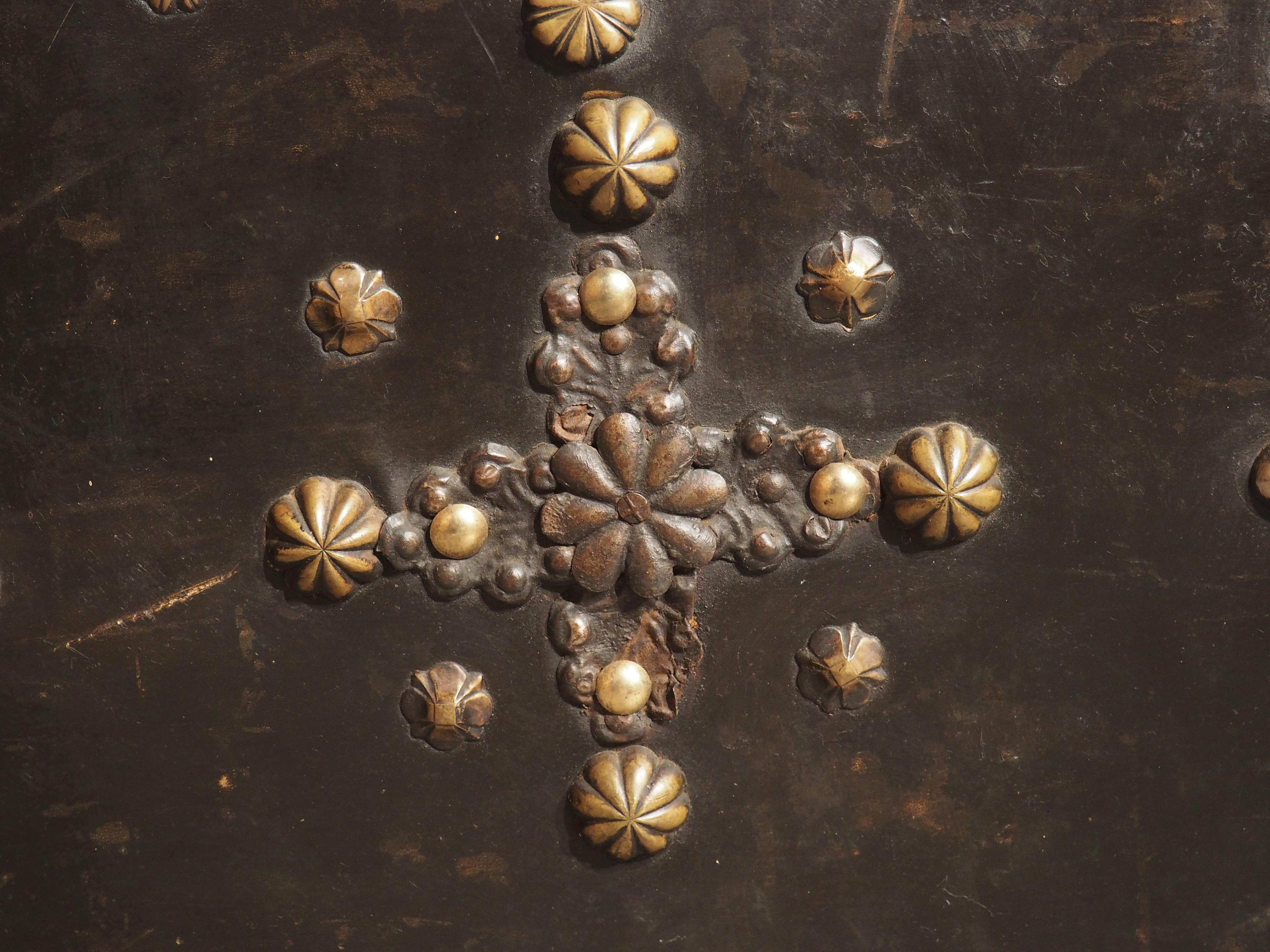 Coffre espagnol du 18ème siècle avec grande décoration de têtes de clous cloutées en vente 4