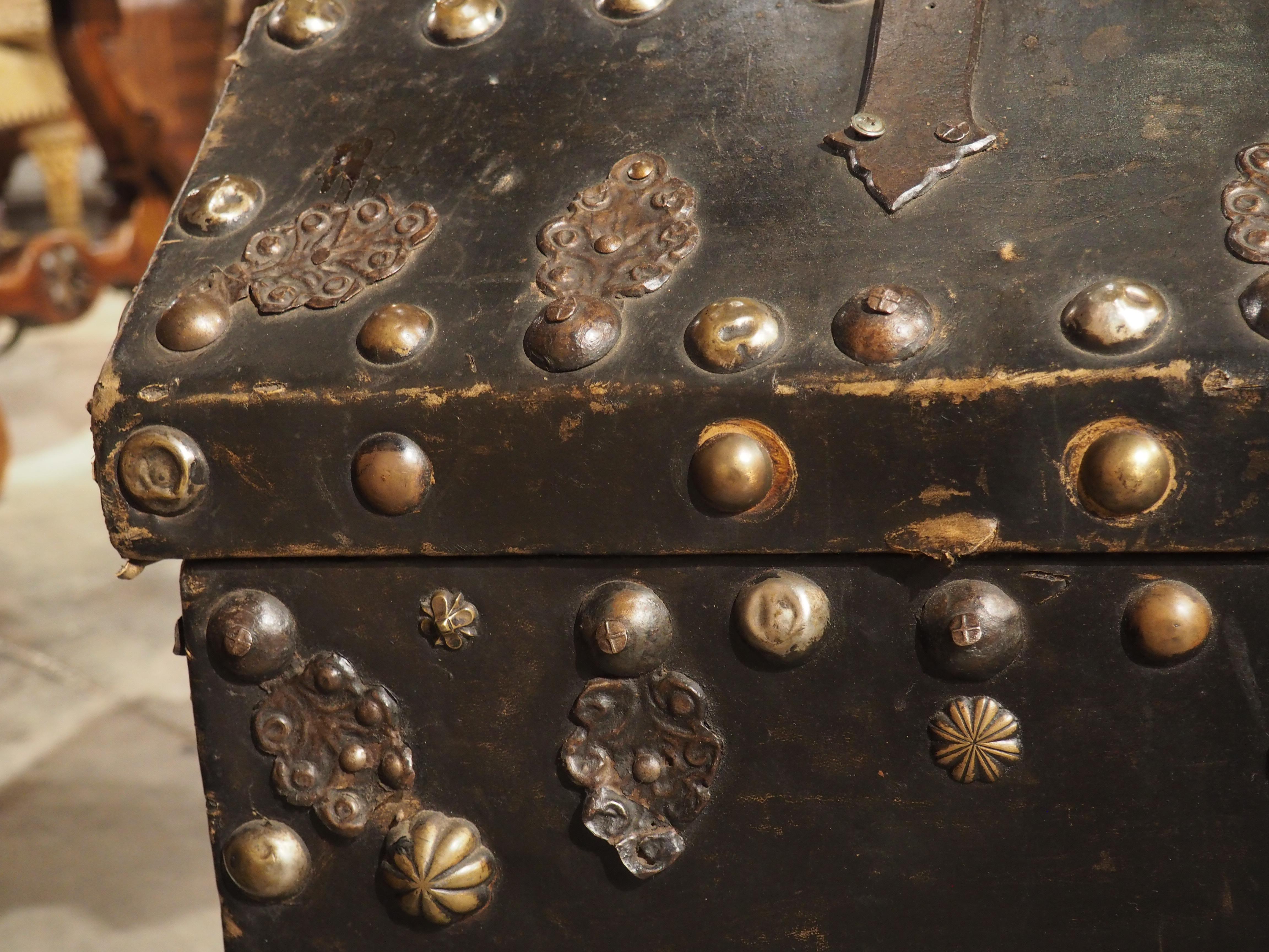 Coffre espagnol du 18ème siècle avec grande décoration de têtes de clous cloutées en vente 6