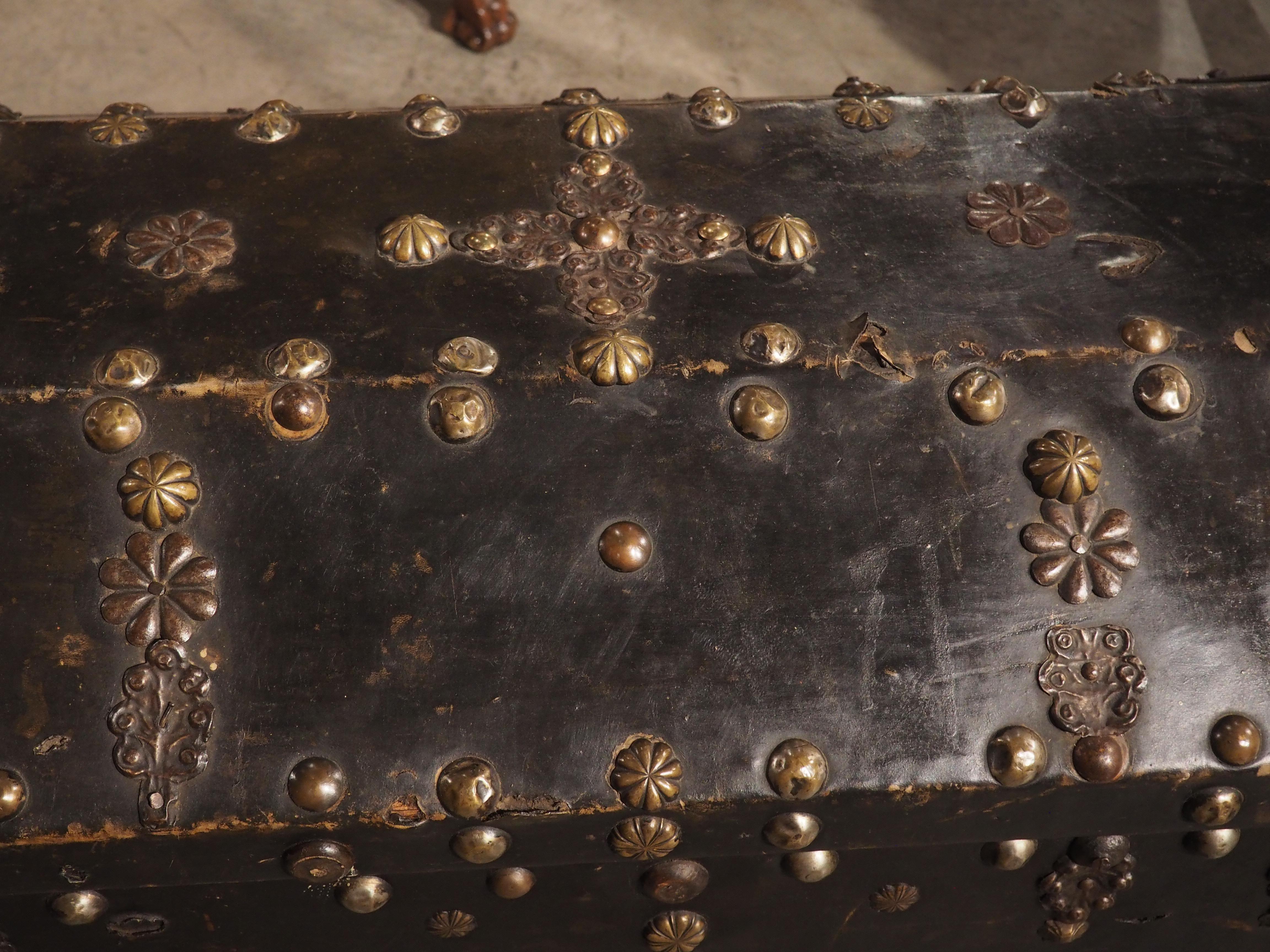Coffre espagnol du 18ème siècle avec grande décoration de têtes de clous cloutées en vente 8