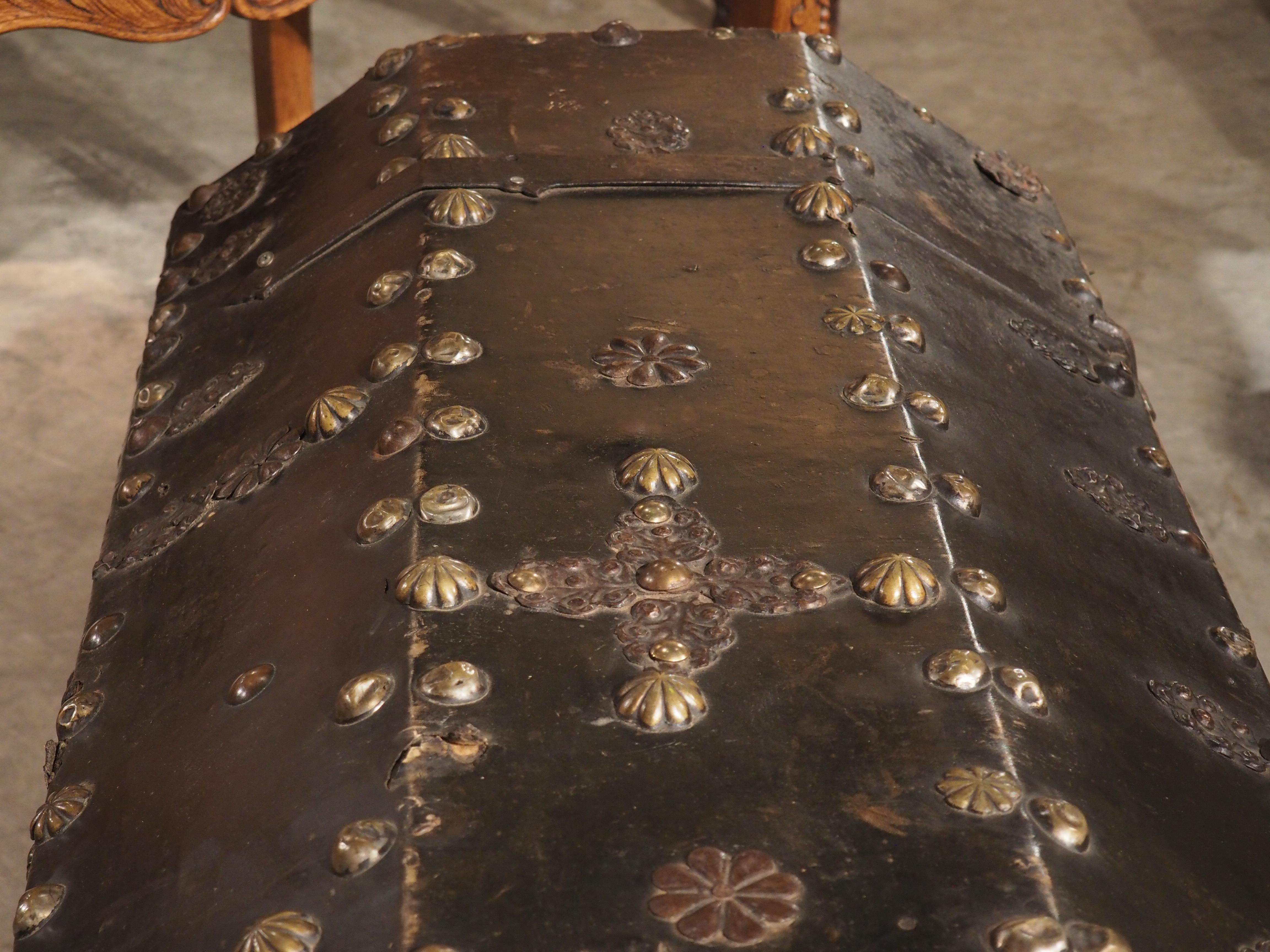18th Century Spanish Leather Trunk with Large Studded Nailhead Decoration For Sale 1
