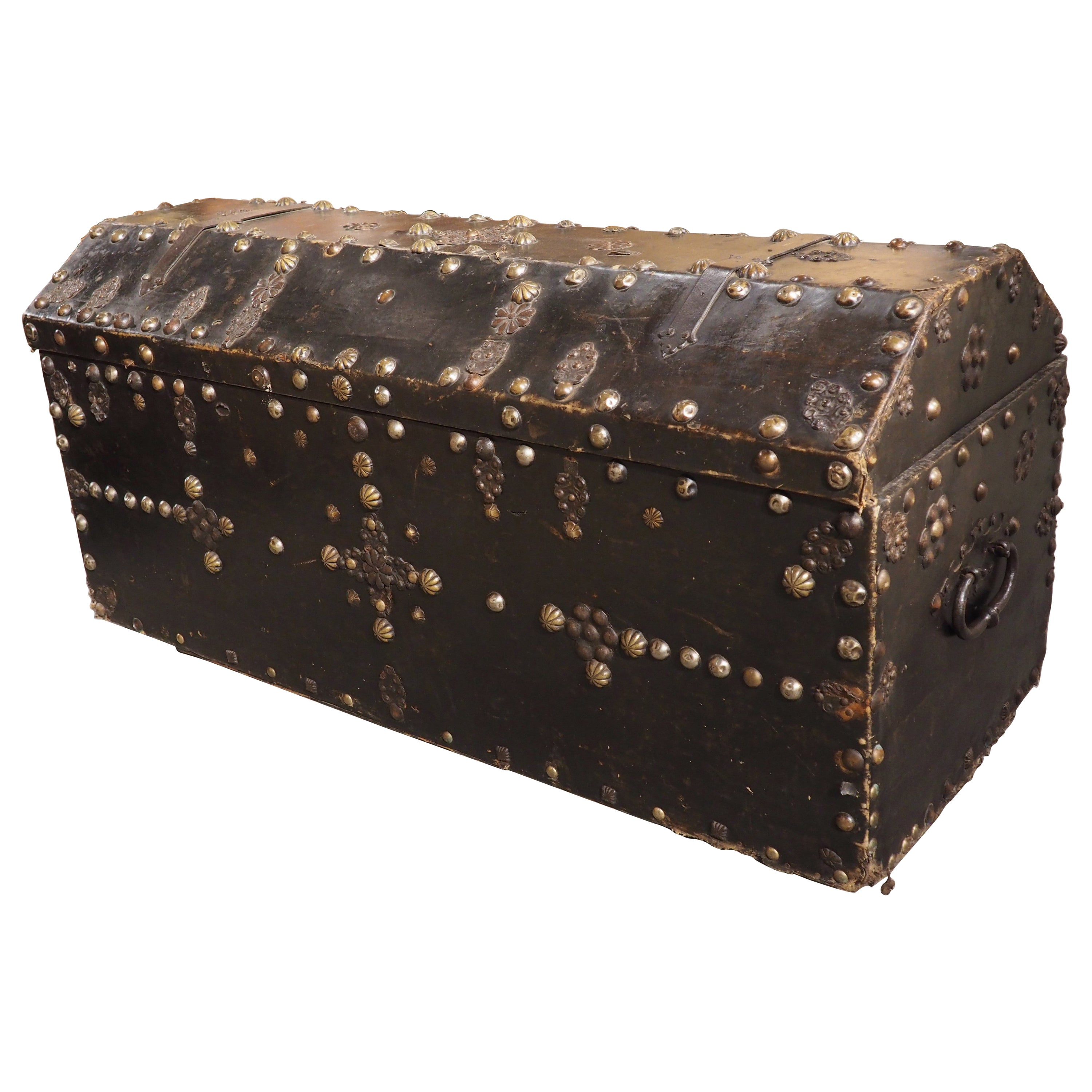 Baule in pelle spagnolo del XVIII secolo con decorazione a chiodo in vendita