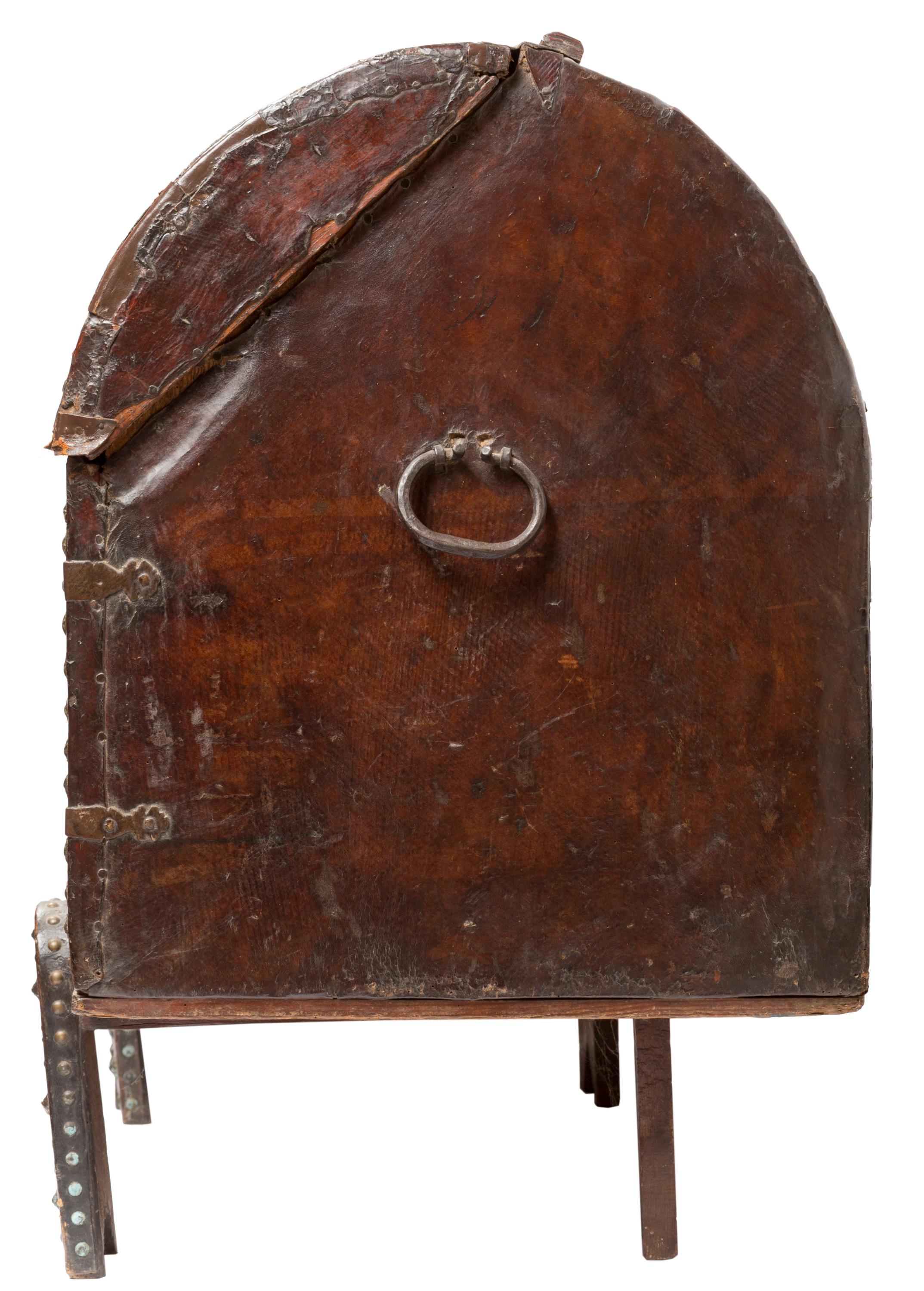18th Century Spanish Leather Trunk with Studded Nailhead Detail In Good Condition In Madrid, ES