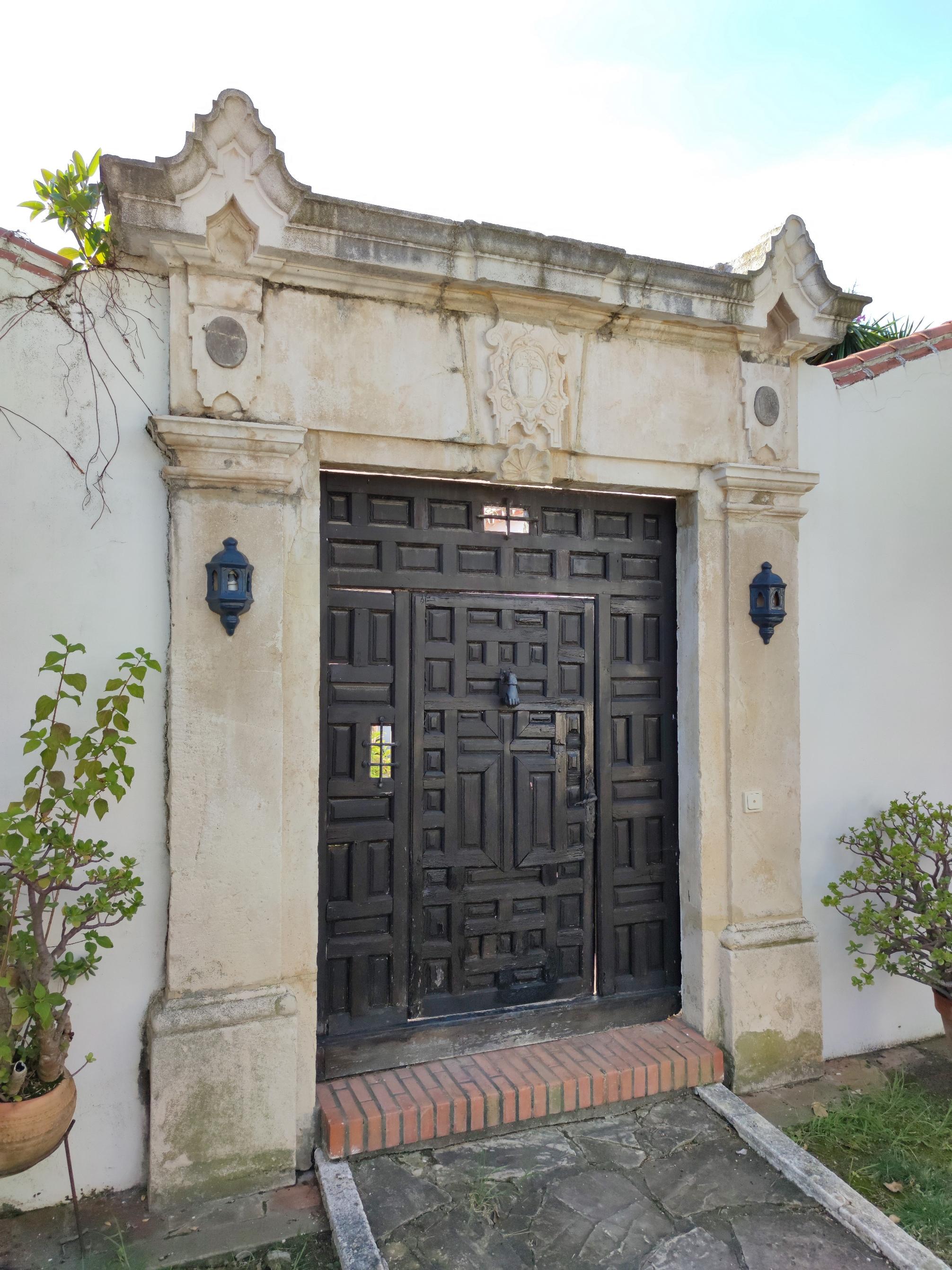 18th century Spanish limestone stately entrance surround.
We only sale the surround, wood door not included
Item has been disassembled in 13 pcs.
I can provide photos of the various disassembled elements if needed.
We able to provide