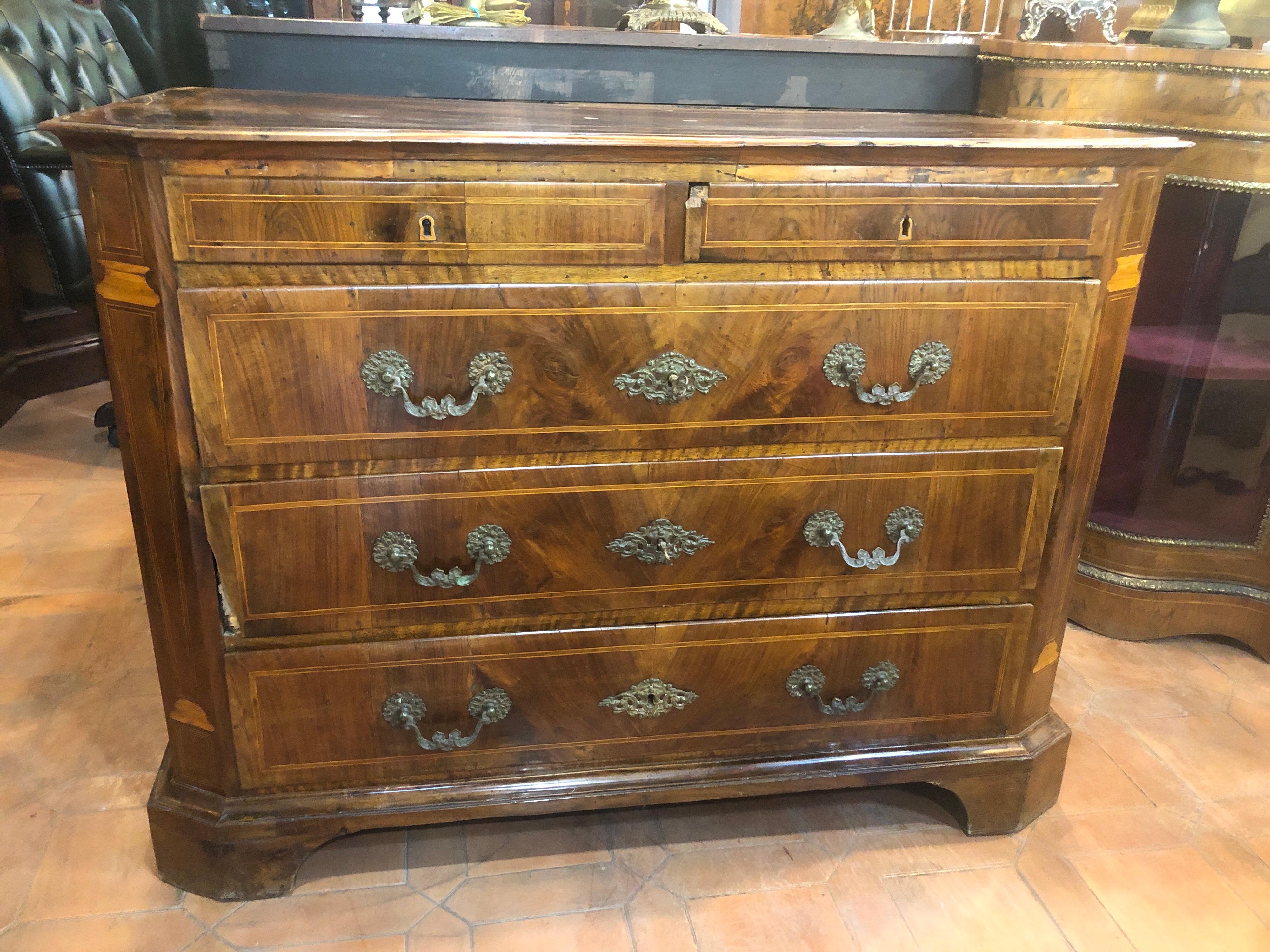 Spanish chest of drawers in walnut and inlaid with fruitwood, period Louis XVI, circa 1780. Of excellent workmanship, you can notice the beautiful proportions and the quality of wood used by the cabinetmaker for its realization.
Furniture that