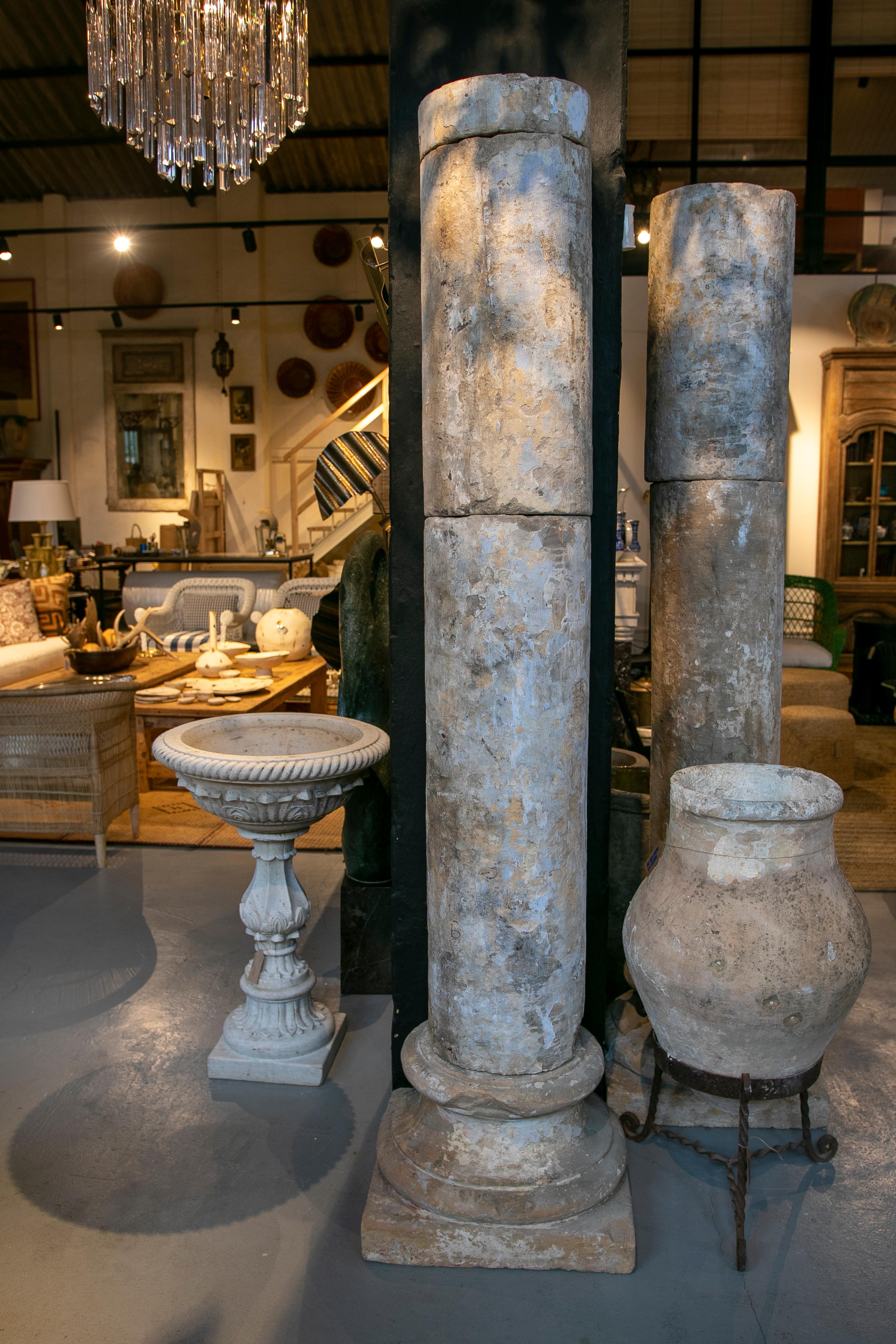 18th Century Spanish Natural Stone Column with Traces of Polychromy In Good Condition In Marbella, ES
