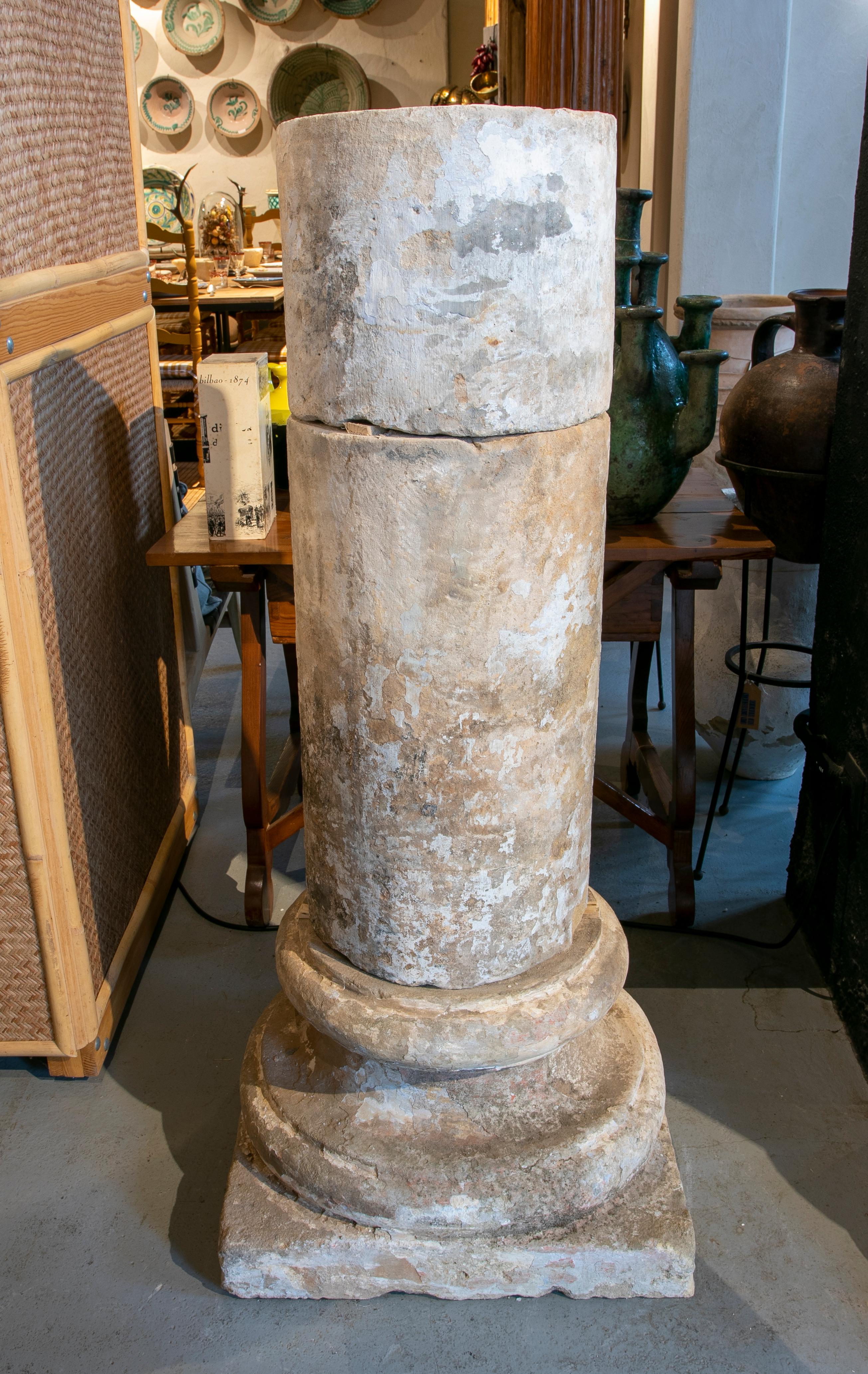 18th Century Spanish Natural Stone Column with Traces of Polychromy In Good Condition In Marbella, ES