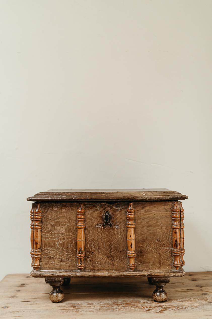 18th Century Spanish Oak Box In Good Condition In Brecht, BE