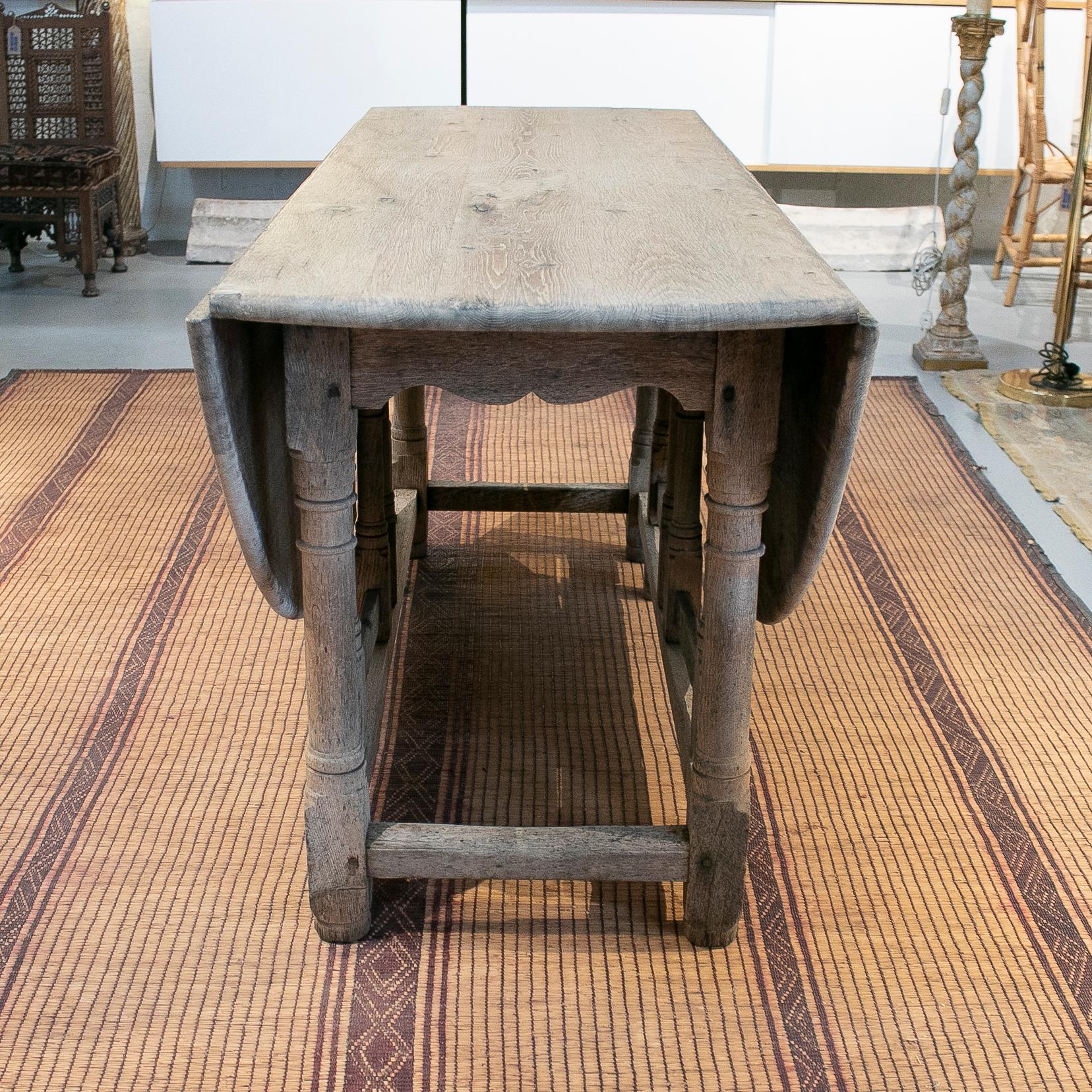 18th Century Spanish Oak Round Folding Table In Good Condition In Marbella, ES
