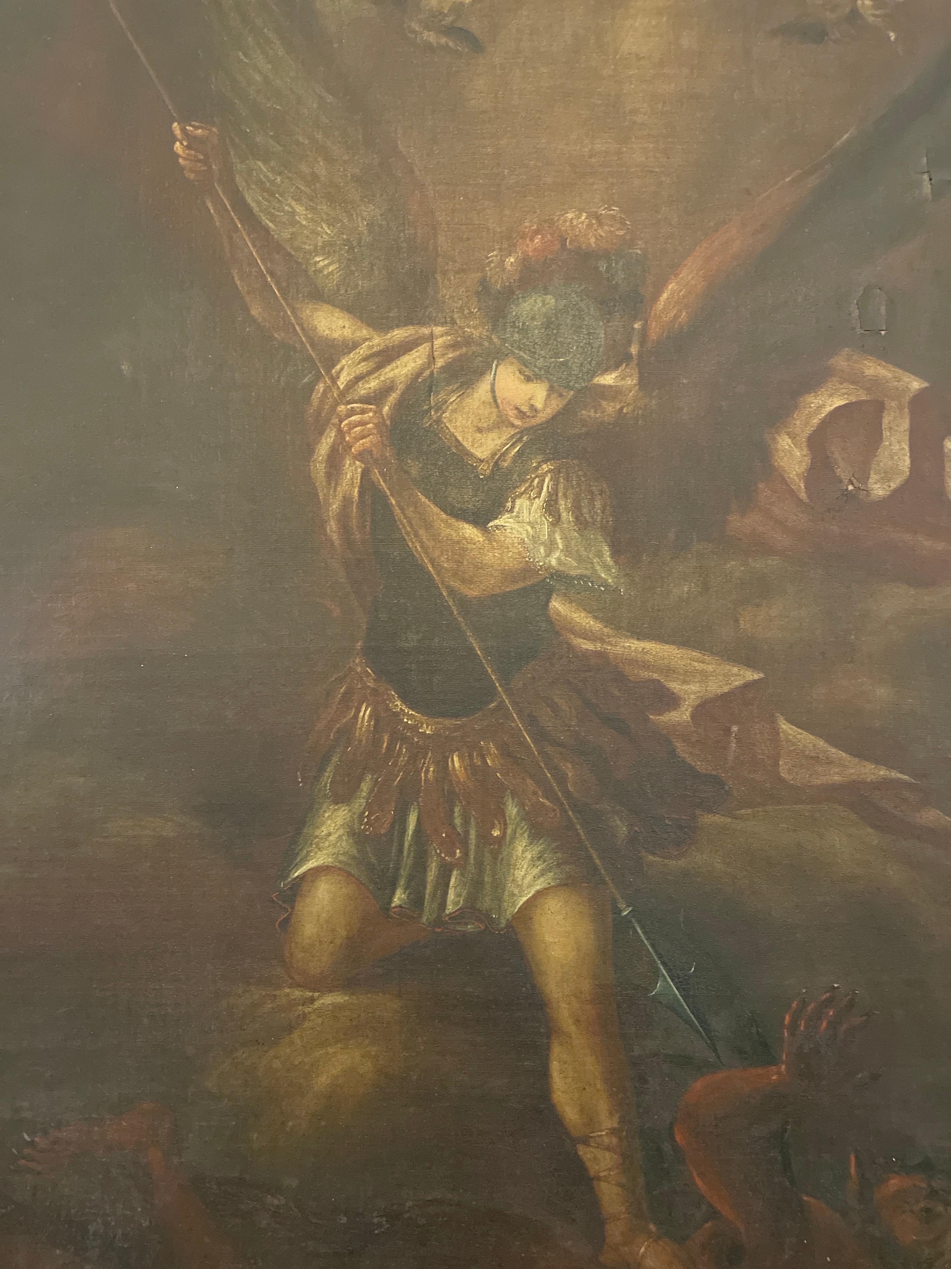 Wunderschönes Ölgemälde auf Leinwand des Erzengels Sankt Michael, der den Dämon erschlägt... Es ist in einen vergoldeten, geschnitzten Holzrahmen aus der gleichen Zeit eingefasst. Einige der vergoldeten Teile weisen abgenutzte Stücke und leichte