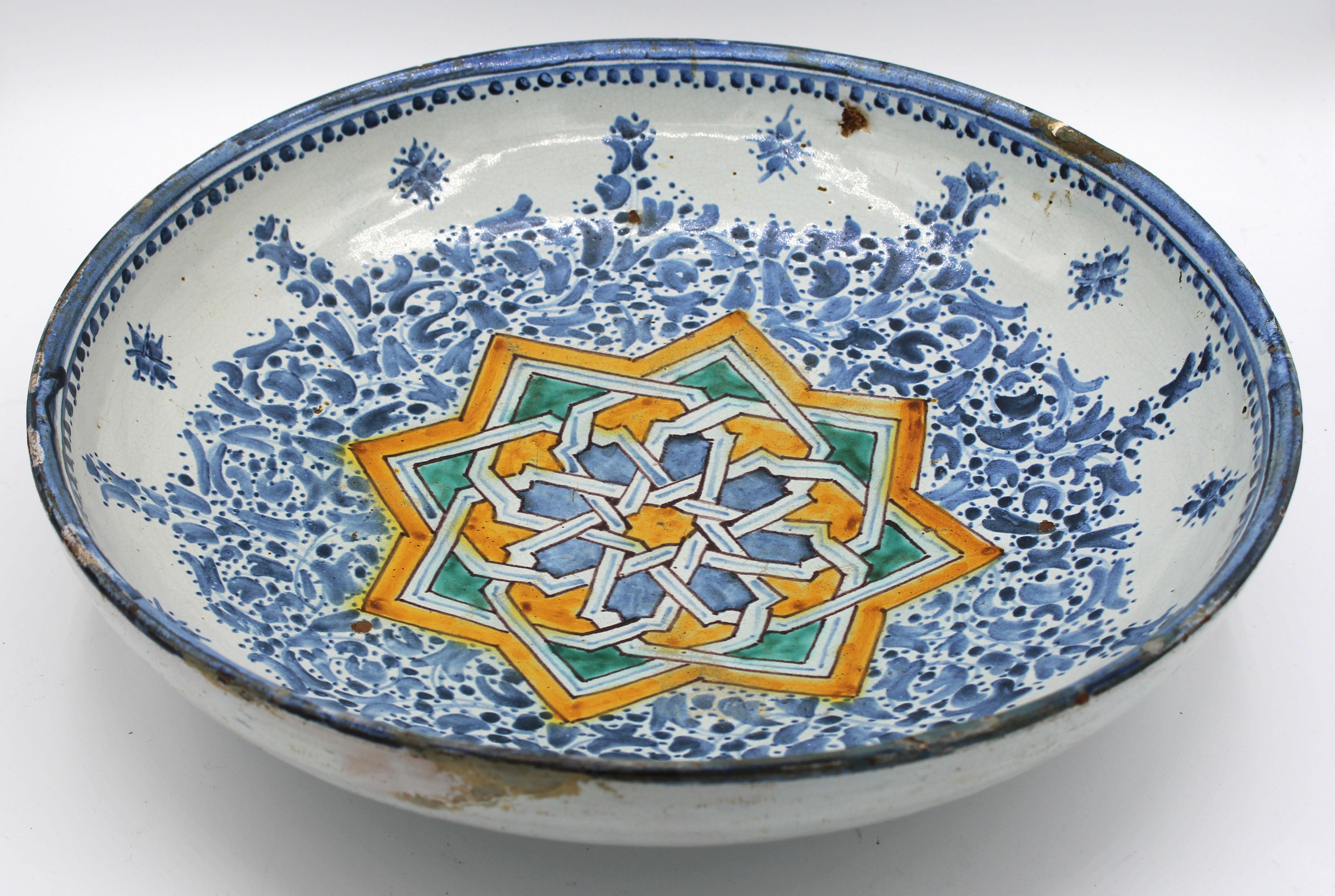 18th Century Spanish or North African Faience Deep Bowl In Good Condition For Sale In Chapel Hill, NC
