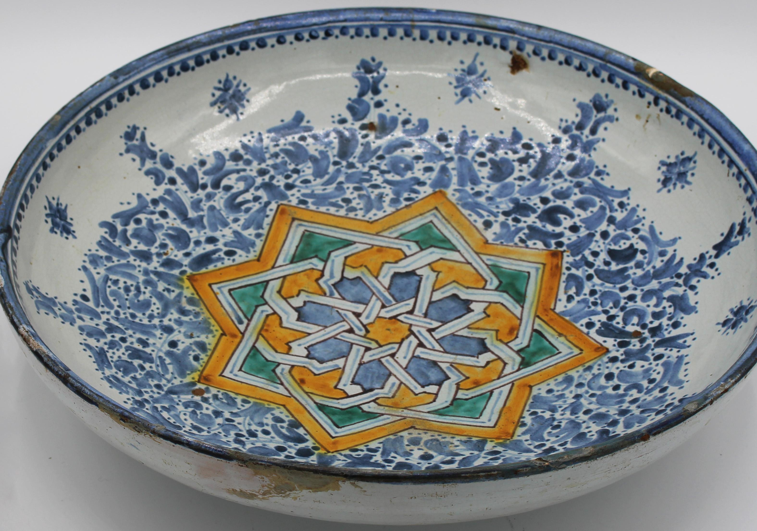 Céramique Bol profond en faïence espagnole ou nord-africaine du 18ème siècle en vente