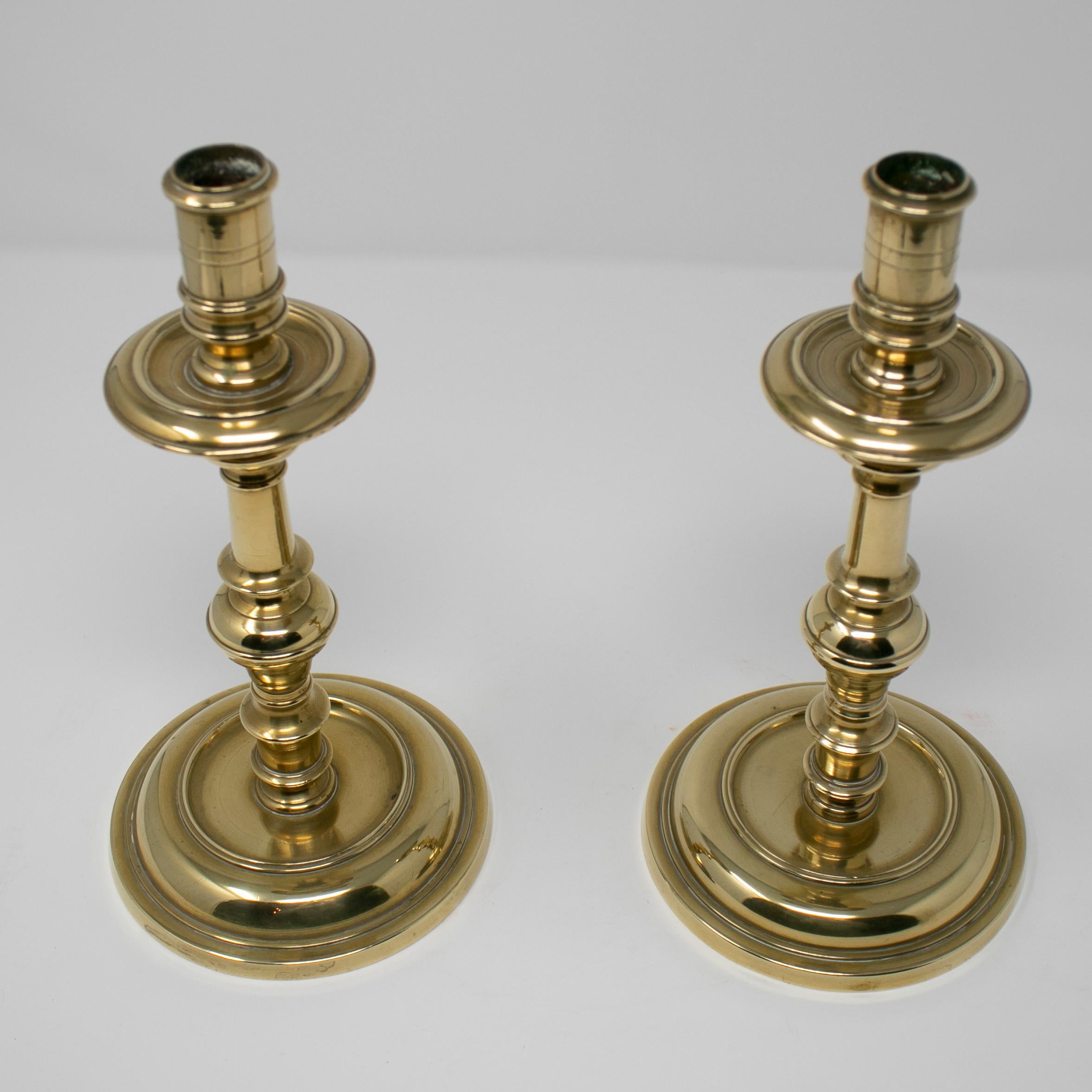 18th Century Spanish Pair of Bronze Candlesticks In Good Condition For Sale In Marbella, ES