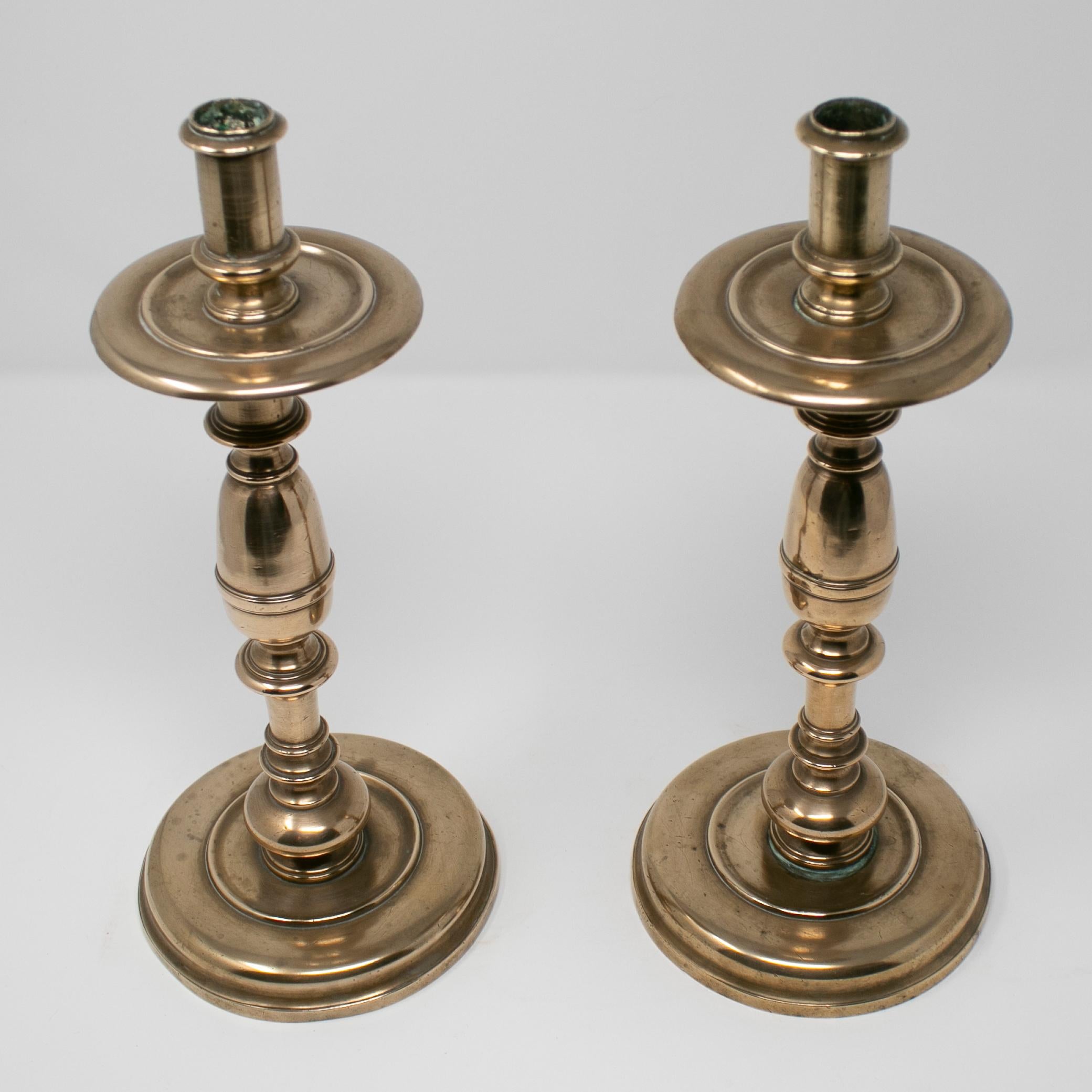 Paar spanische Bronze-Kerzenständer aus dem 18. Jahrhundert (Spanisch) im Angebot