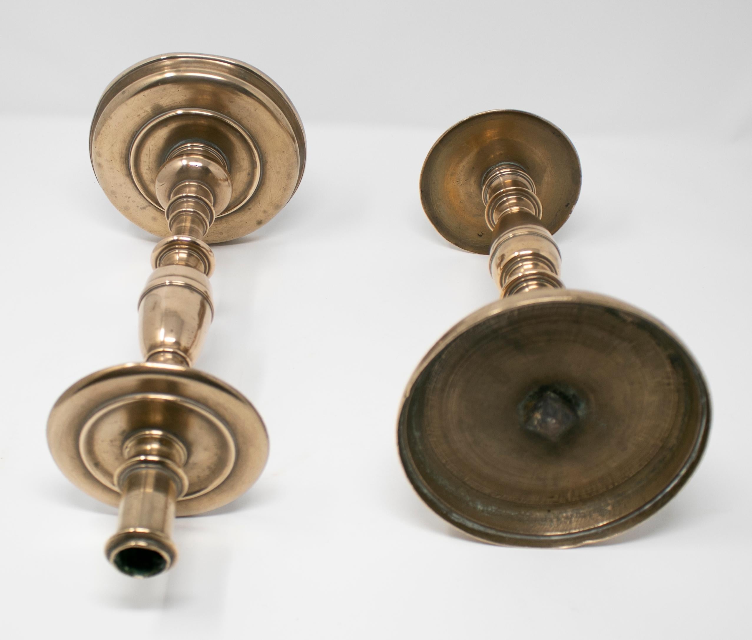 Paar spanische Bronze-Kerzenständer aus dem 18. Jahrhundert im Angebot 4