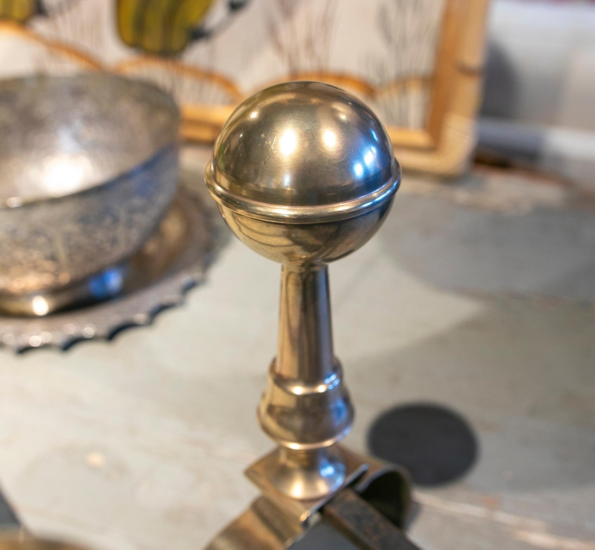 Paire de lampes de poche espagnoles du 18e siècle  Morilles de bronze pour la cheminée en vente 6