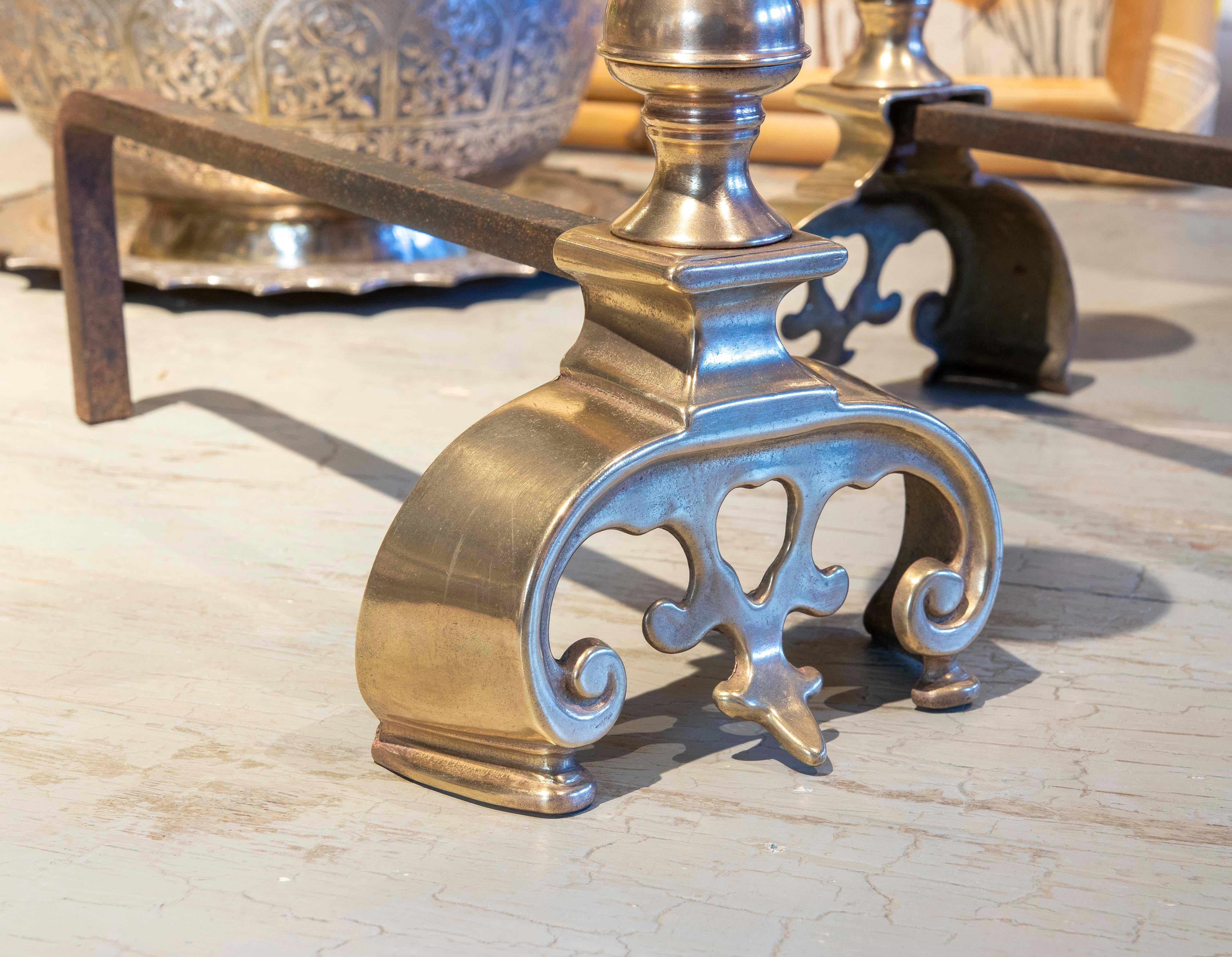 Paire de lampes de poche espagnoles du 18e siècle  Morilles de bronze pour la cheminée Bon état - En vente à Marbella, ES