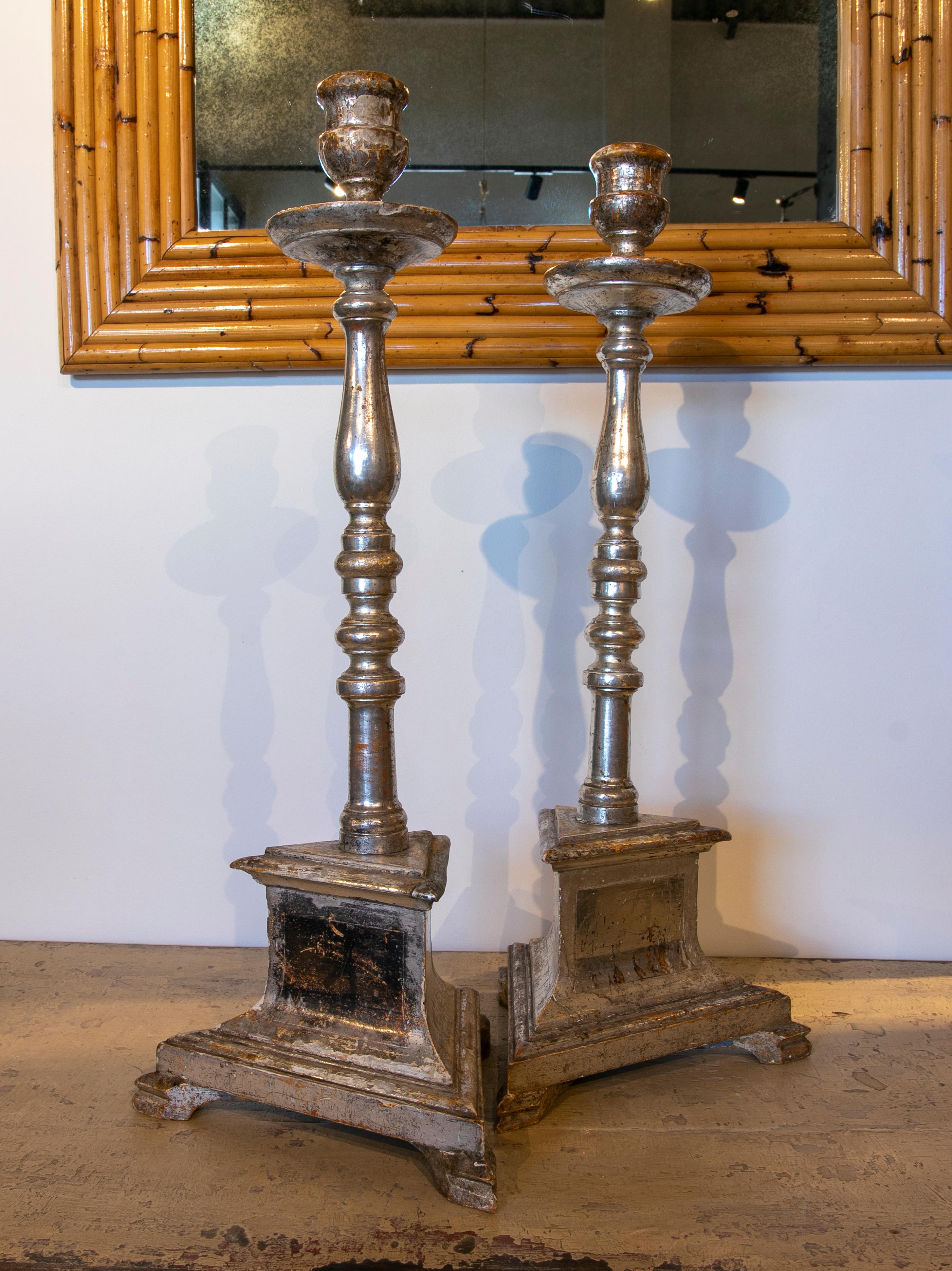 18th century Spanish Pair of Wooden Axe Holders Silver Plated In Good Condition For Sale In Marbella, ES