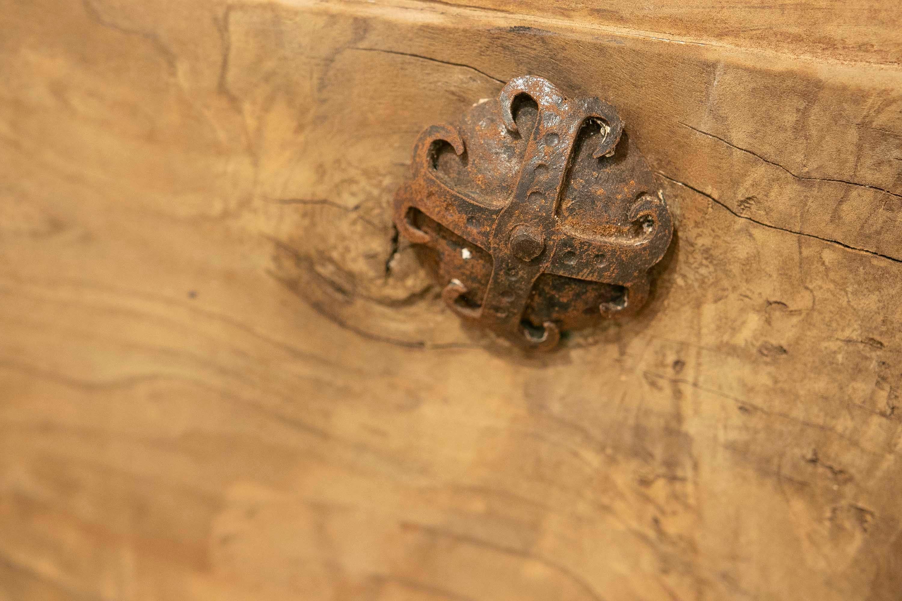 Banc en bois de pin espagnol du 18ème siècle provenant d'une église avec clous en fer en vente 6