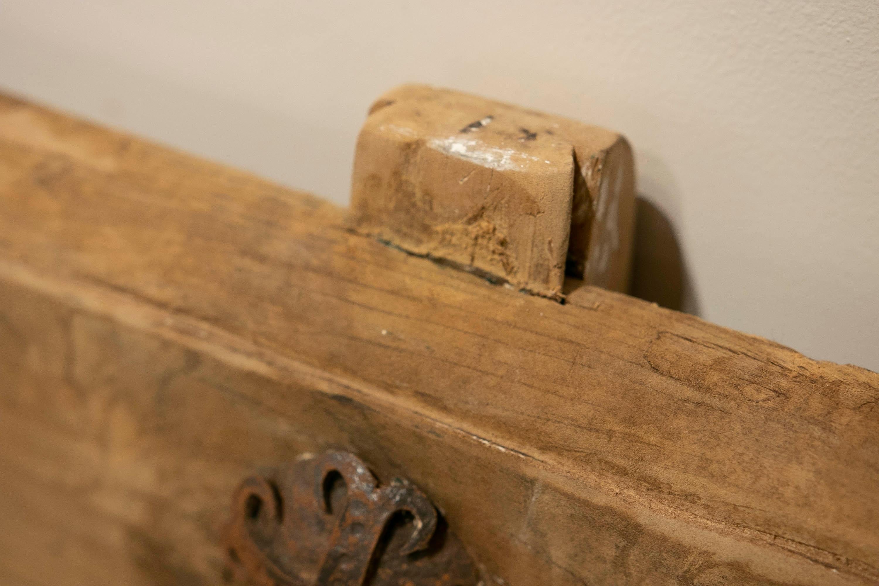Banc en bois de pin espagnol du 18ème siècle provenant d'une église avec clous en fer en vente 7