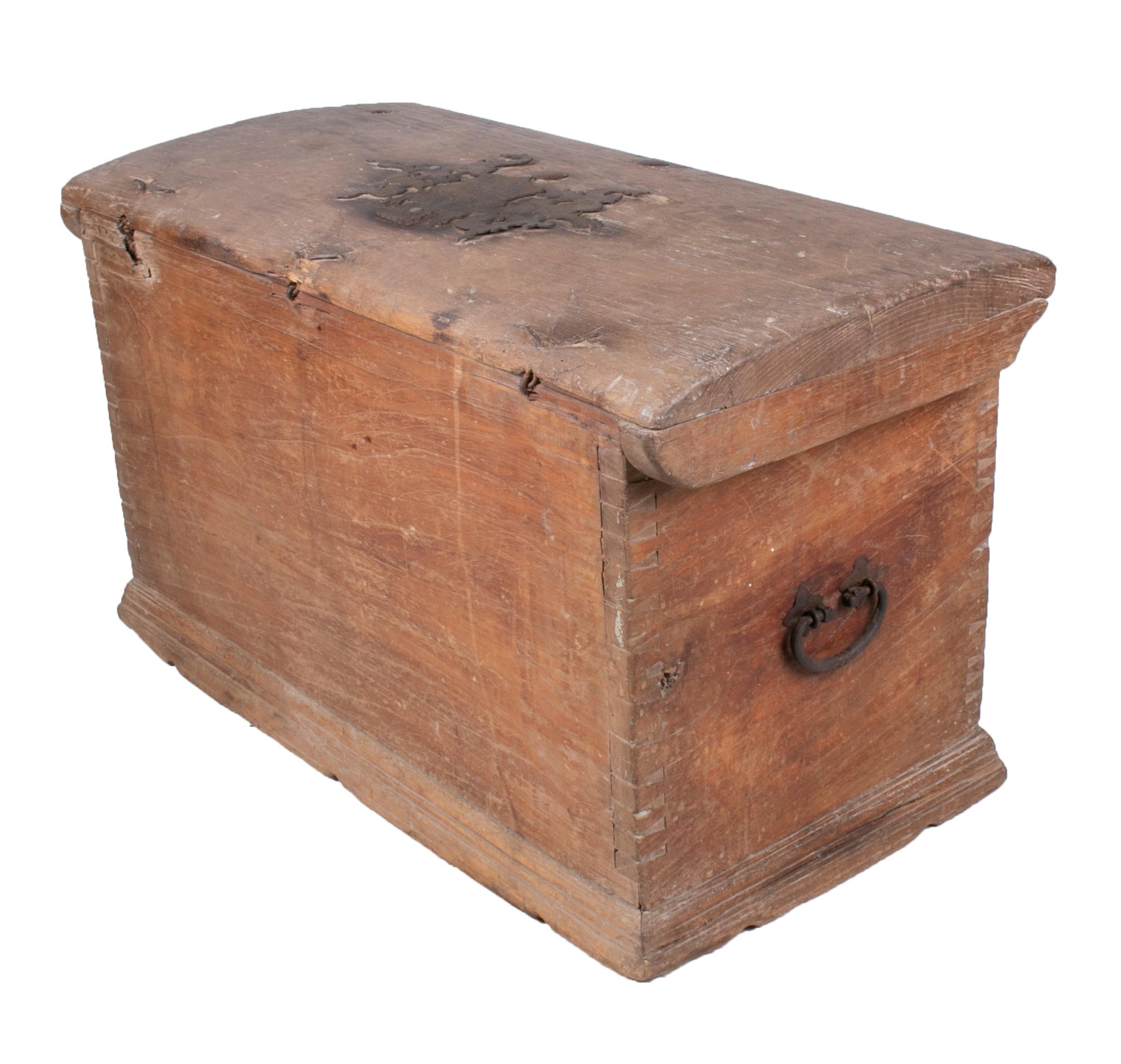 18th Century Spanish Pine Wood Rustic Trunk with Wrought Iron Fittings In Good Condition For Sale In Marbella, ES