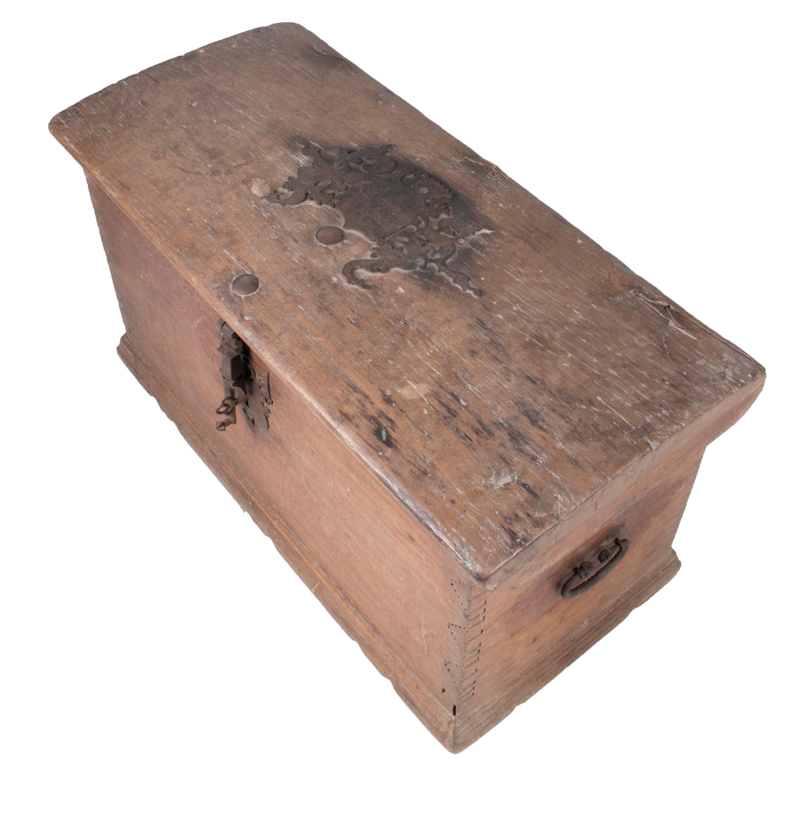18th Century Spanish Pine Wood Rustic Trunk with Wrought Iron Fittings For Sale 3