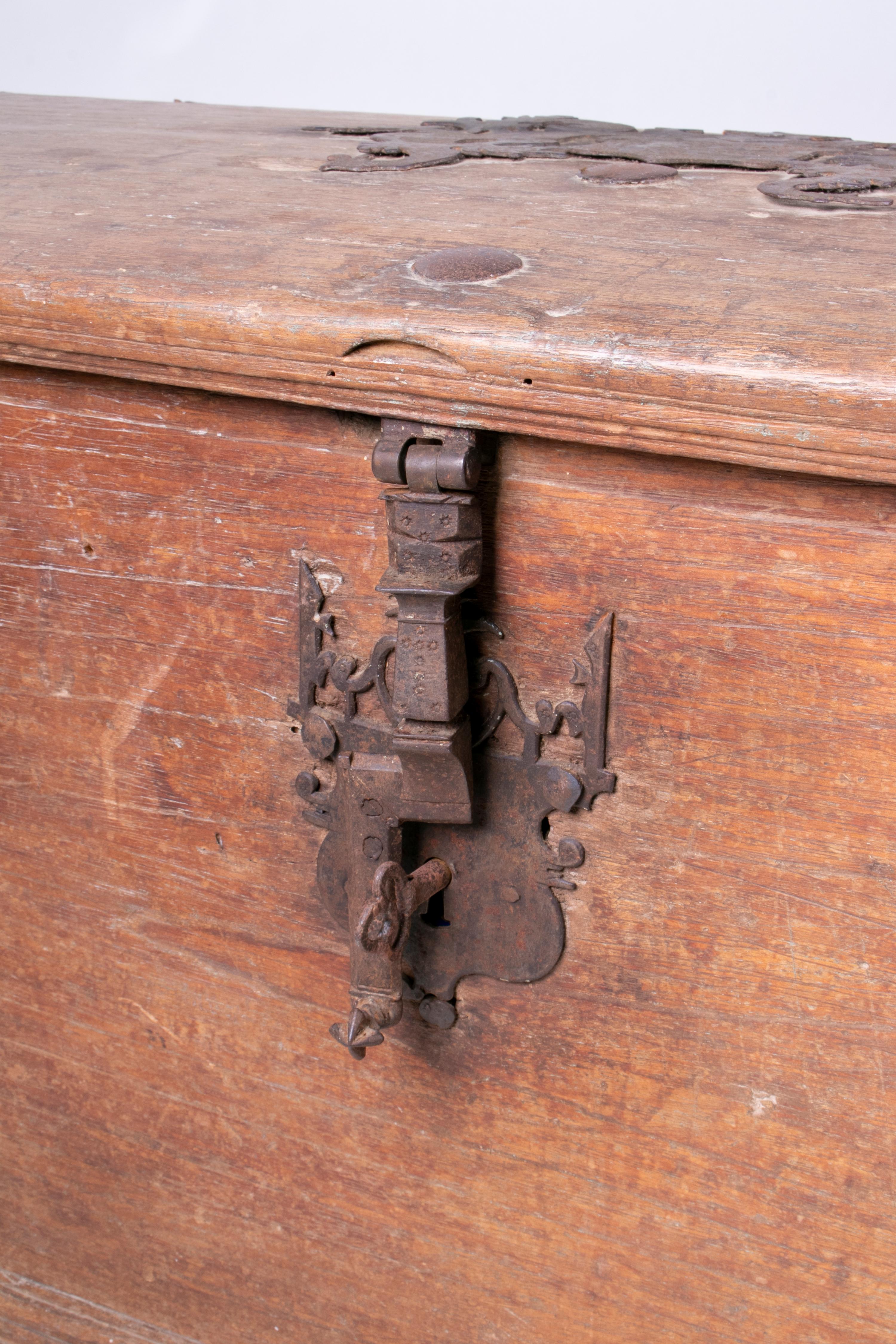 18th Century Spanish Pine Wood Rustic Trunk with Wrought Iron Fittings For Sale 4