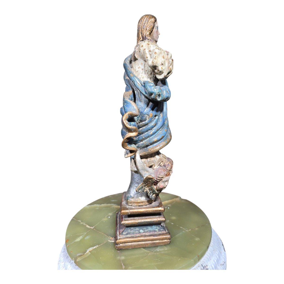 Sculpture espagnole en bois polychrome du XVIIIe siècle représentant la Vierge Immaculée

Une captivante sculpture de la Vierge Immaculée de l'école espagnole du XVIIIe siècle, magistralement sculptée à la main dans du bois polychrome. Cette pièce