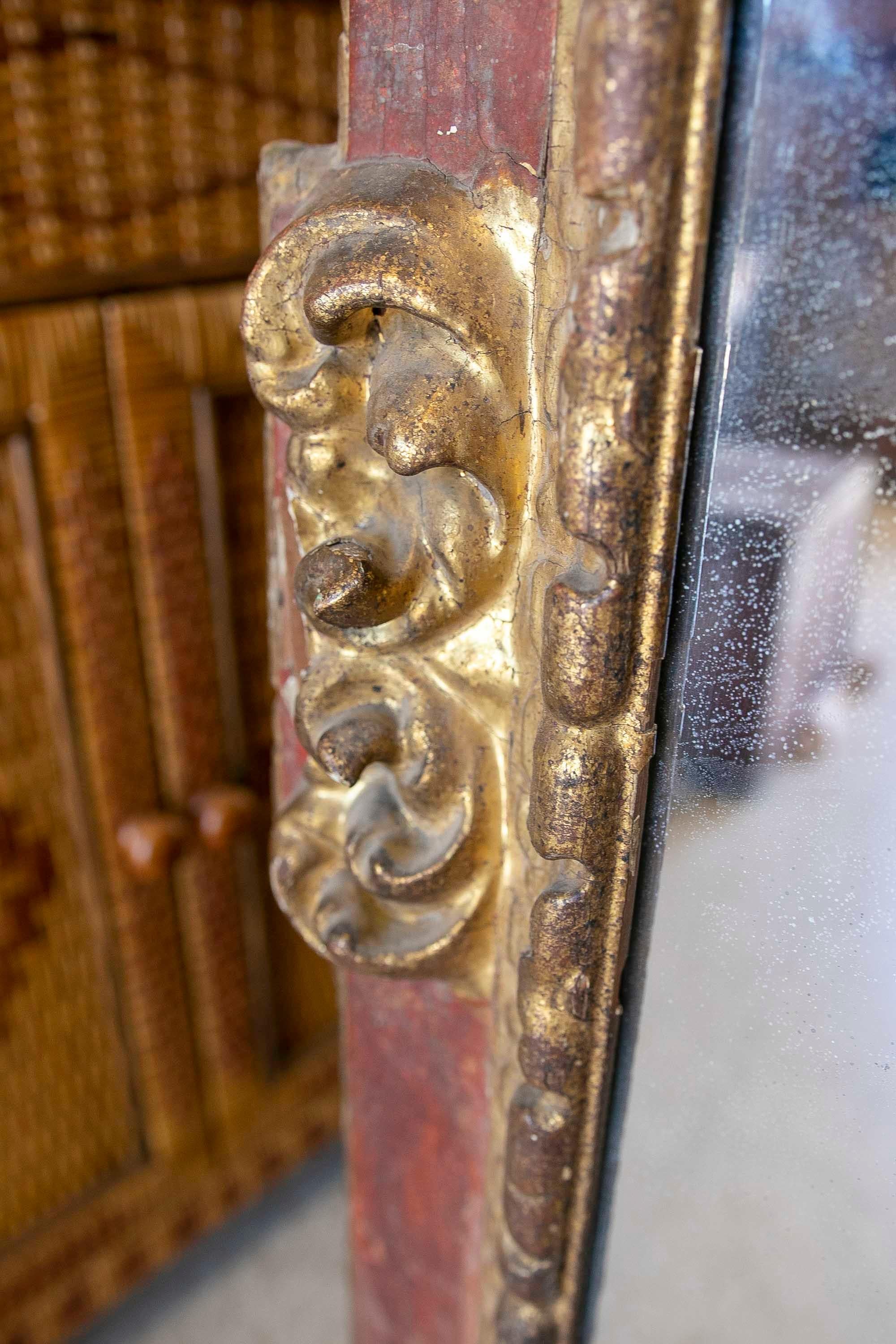 Spanischer polychromer Holzspiegel aus dem 18. Jahrhundert, dekoriert mit  Gold-Rocailles im Angebot 4