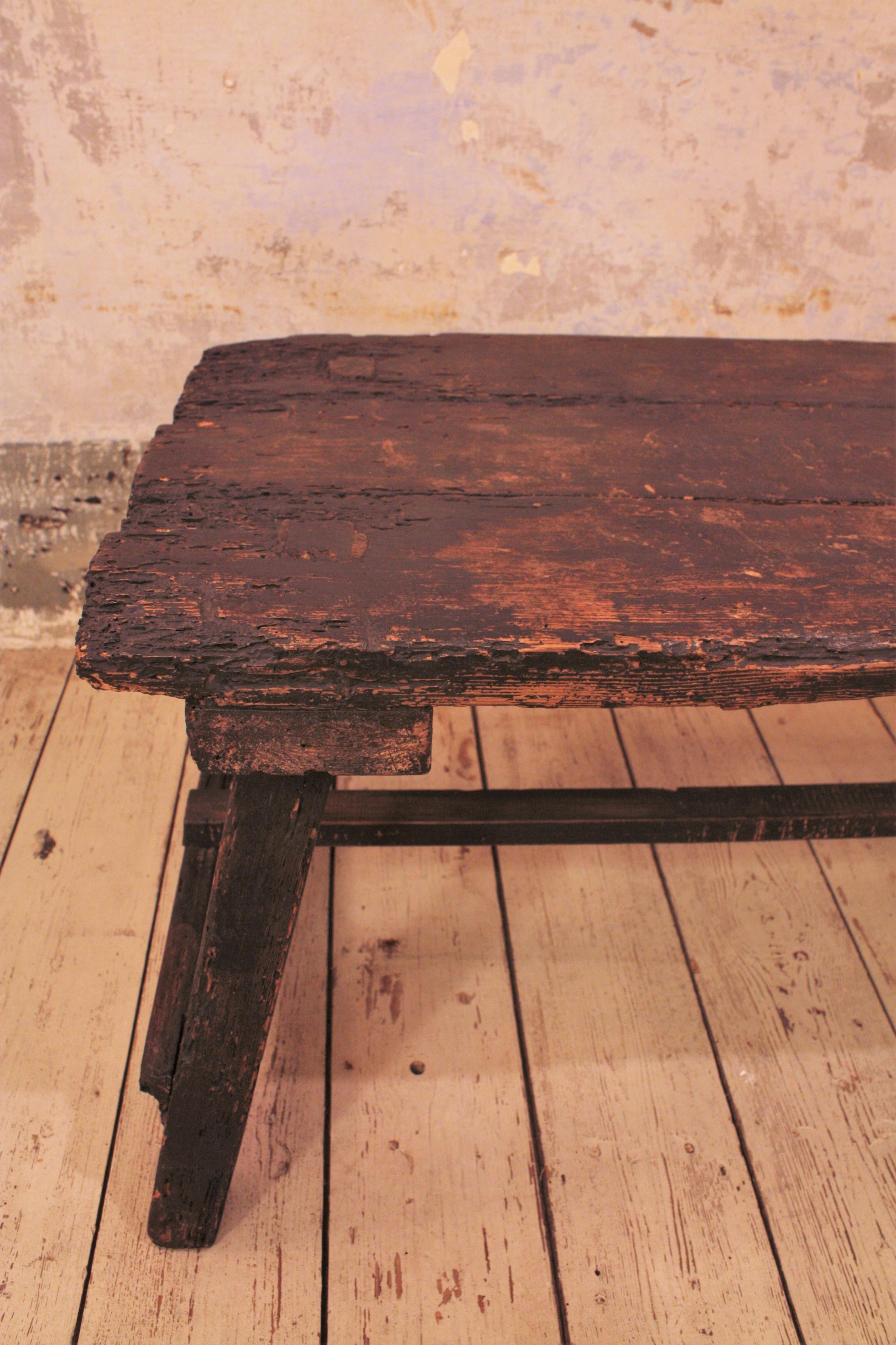 Table basse ou table d'appoint rustique primitive espagnole en vente 2