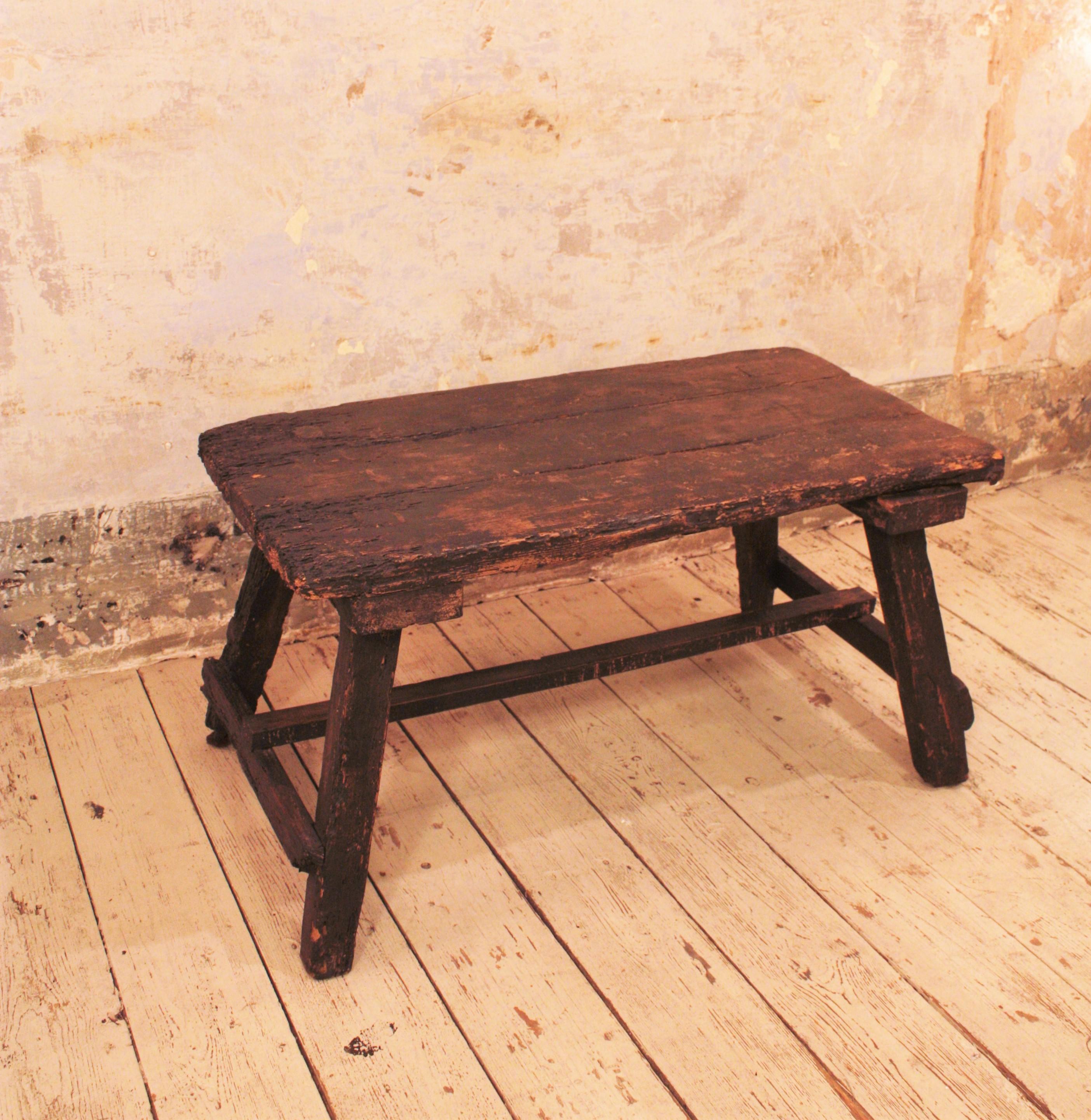 Spanish Primitive Rustic Coffee Table or Side Table In Good Condition For Sale In Barcelona, ES