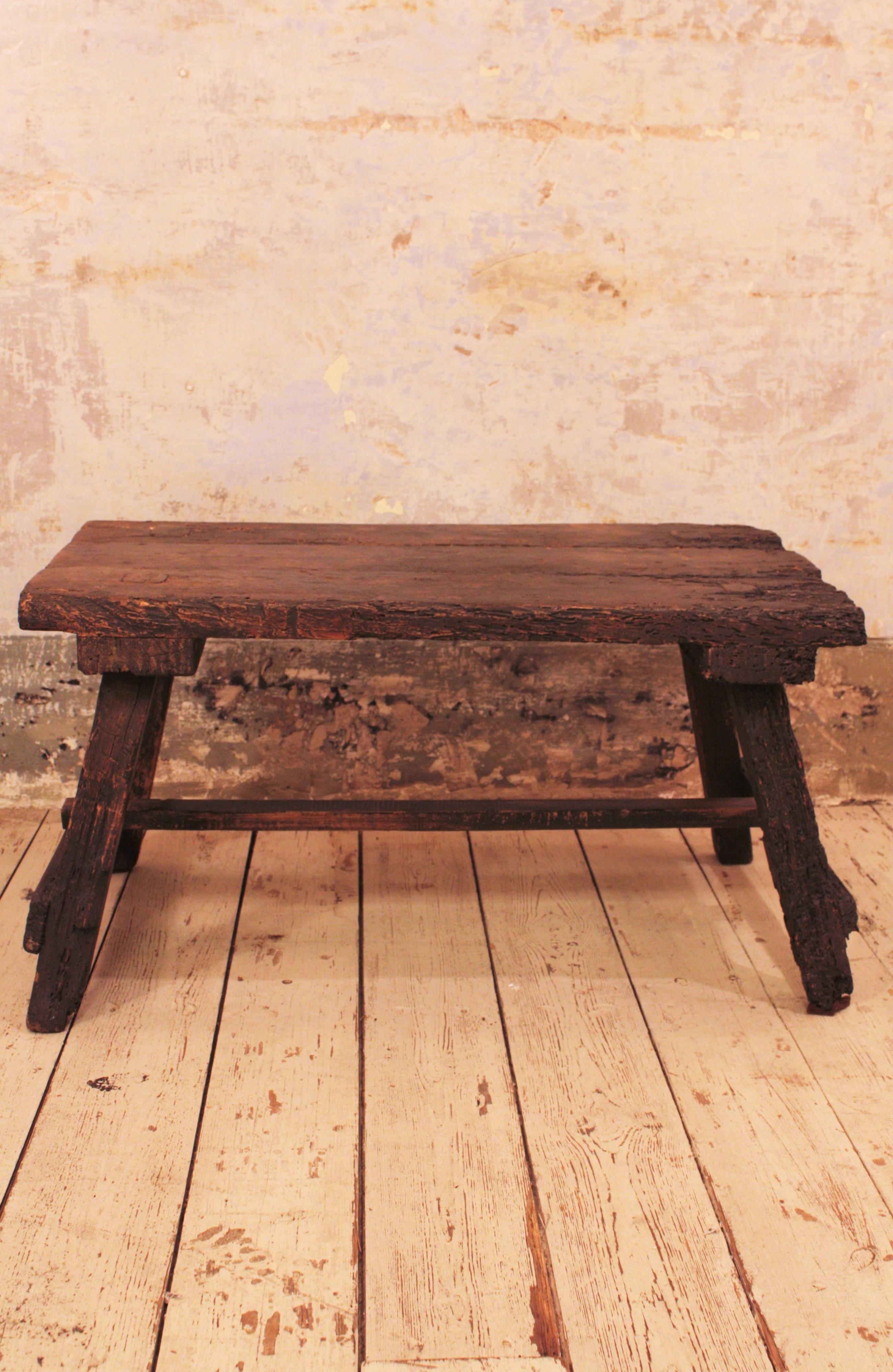 Bois Table basse ou table d'appoint rustique primitive espagnole en vente