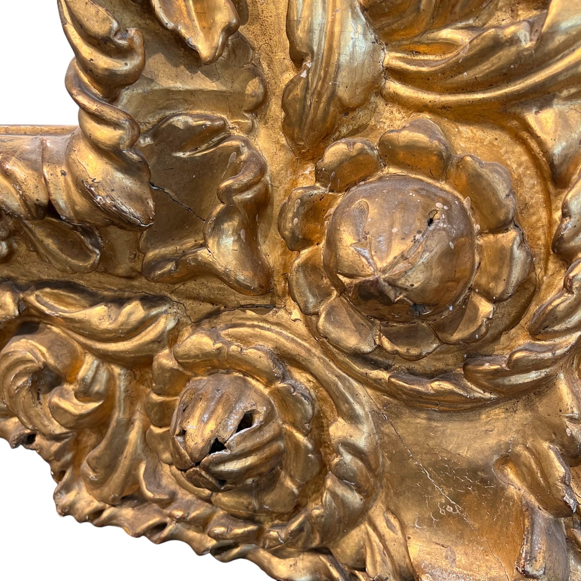 Eccezionale e raro specchio spagnolo Luigi XIV con cornice in legno dorato intagliato in modo audace, con drammatici motivi a volute, motivi fogliacei e una ricca patina. Il tutto sormontato da una coppia di uccelli. Questo specchio incarna la