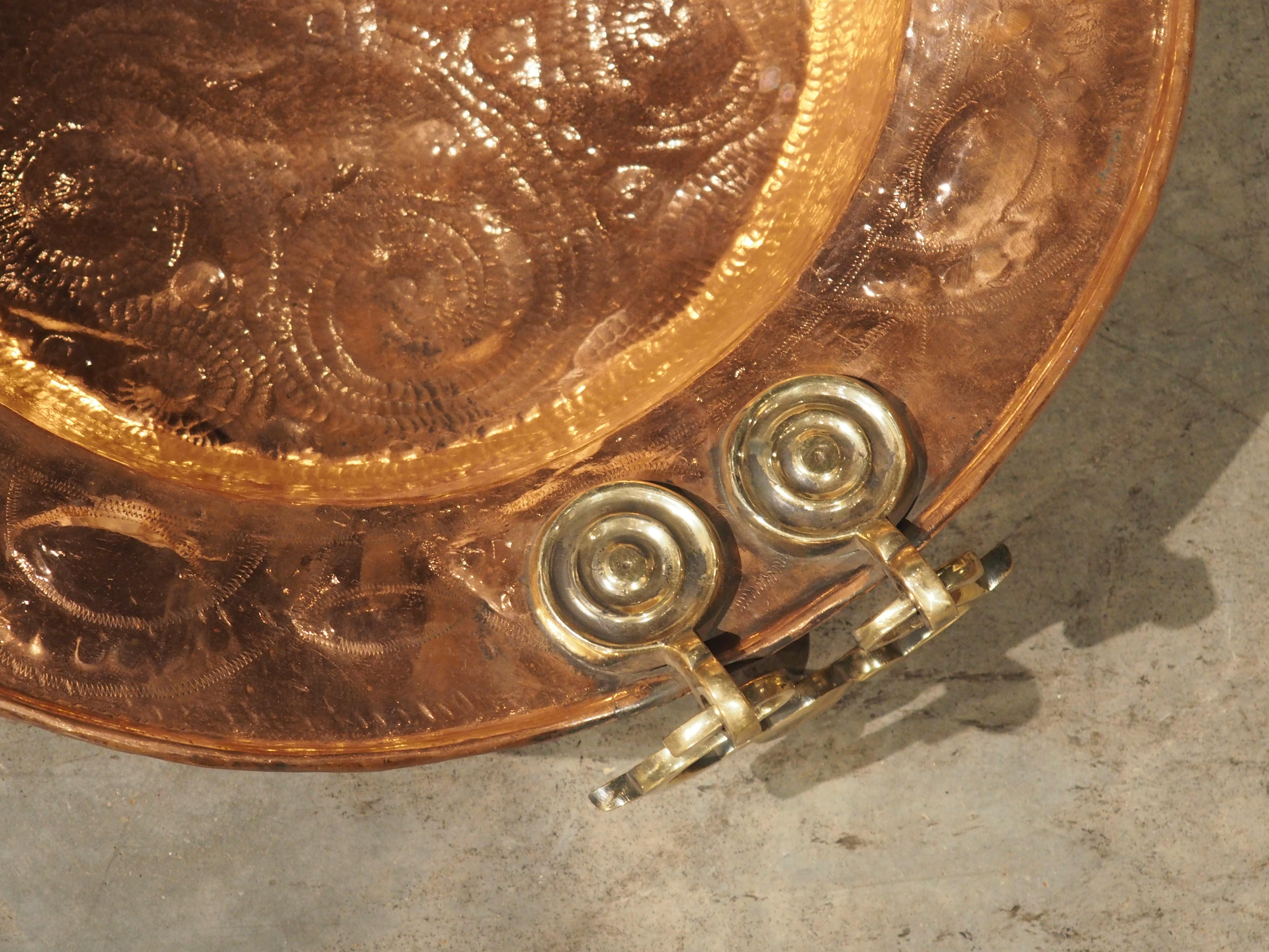 Martelé Bol à brasero en cuivre et laiton repoussé espagnol du 18e siècle en vente