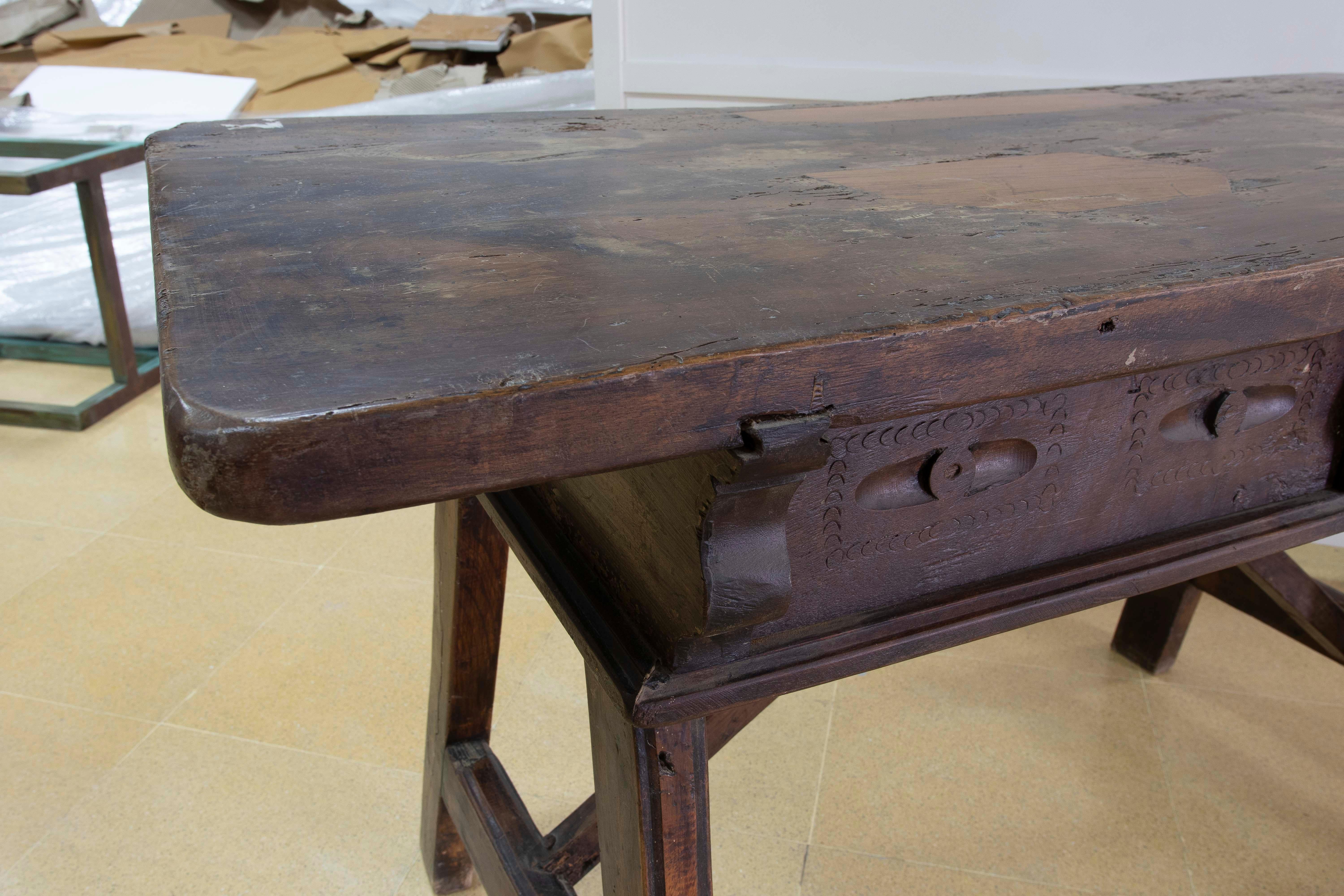 Tavolo rustico spagnolo del 18° secolo con due cassetti e tiranti originali in ferro in vendita 5